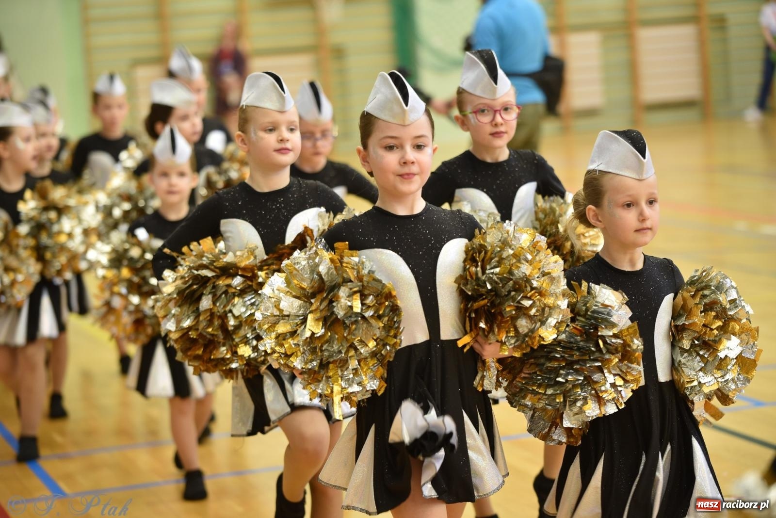 Zdjęcie w galerii na portalu naszraciborz.pl: Mażoretki zawładnęły areną przy Łąkowej. Drugi dzień mistrzostw [FOTO] wiadomości z regionu