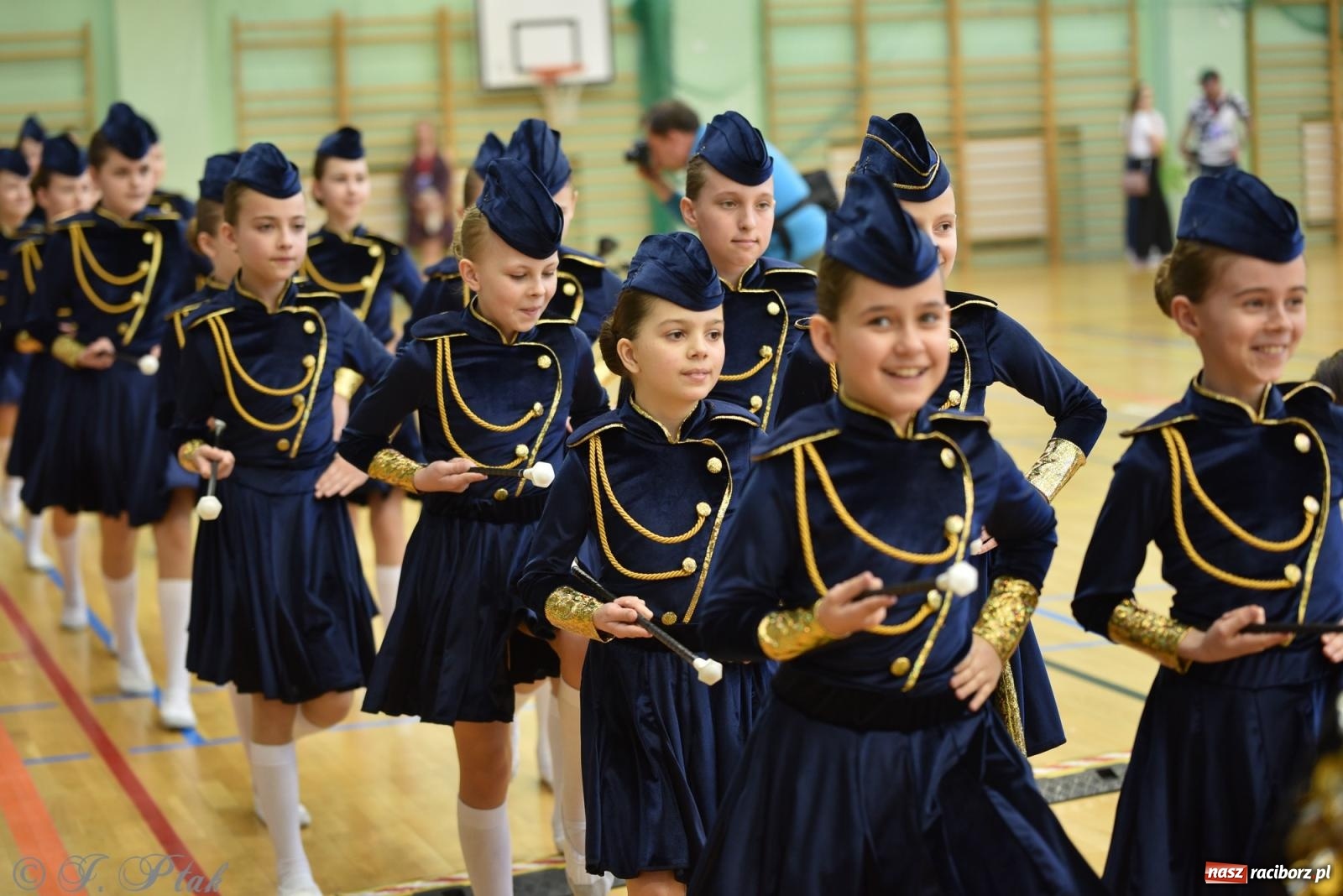 Zdjęcie w galerii na portalu naszraciborz.pl: Mażoretki zawładnęły areną przy Łąkowej. Drugi dzień mistrzostw [FOTO] wiadomości z regionu
