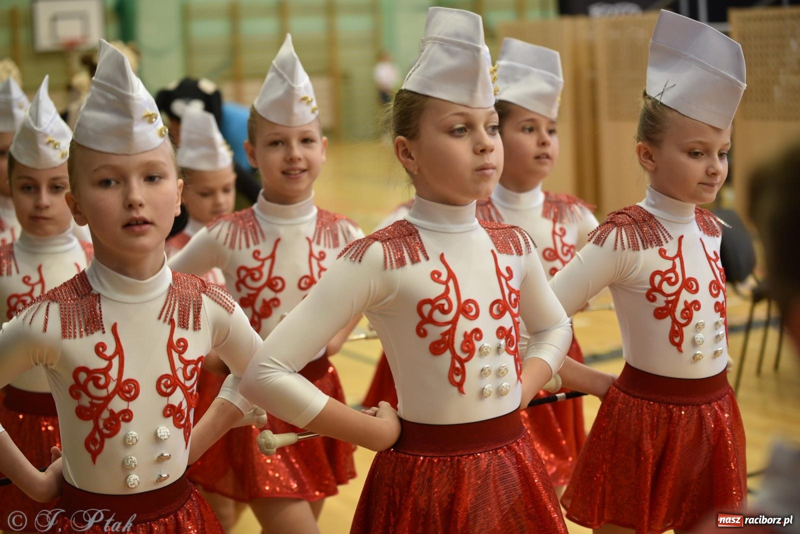 Zdjęcie w galerii na portalu naszraciborz.pl: Mażoretki zawładnęły areną przy Łąkowej. Drugi dzień mistrzostw [FOTO] wiadomości z regionu