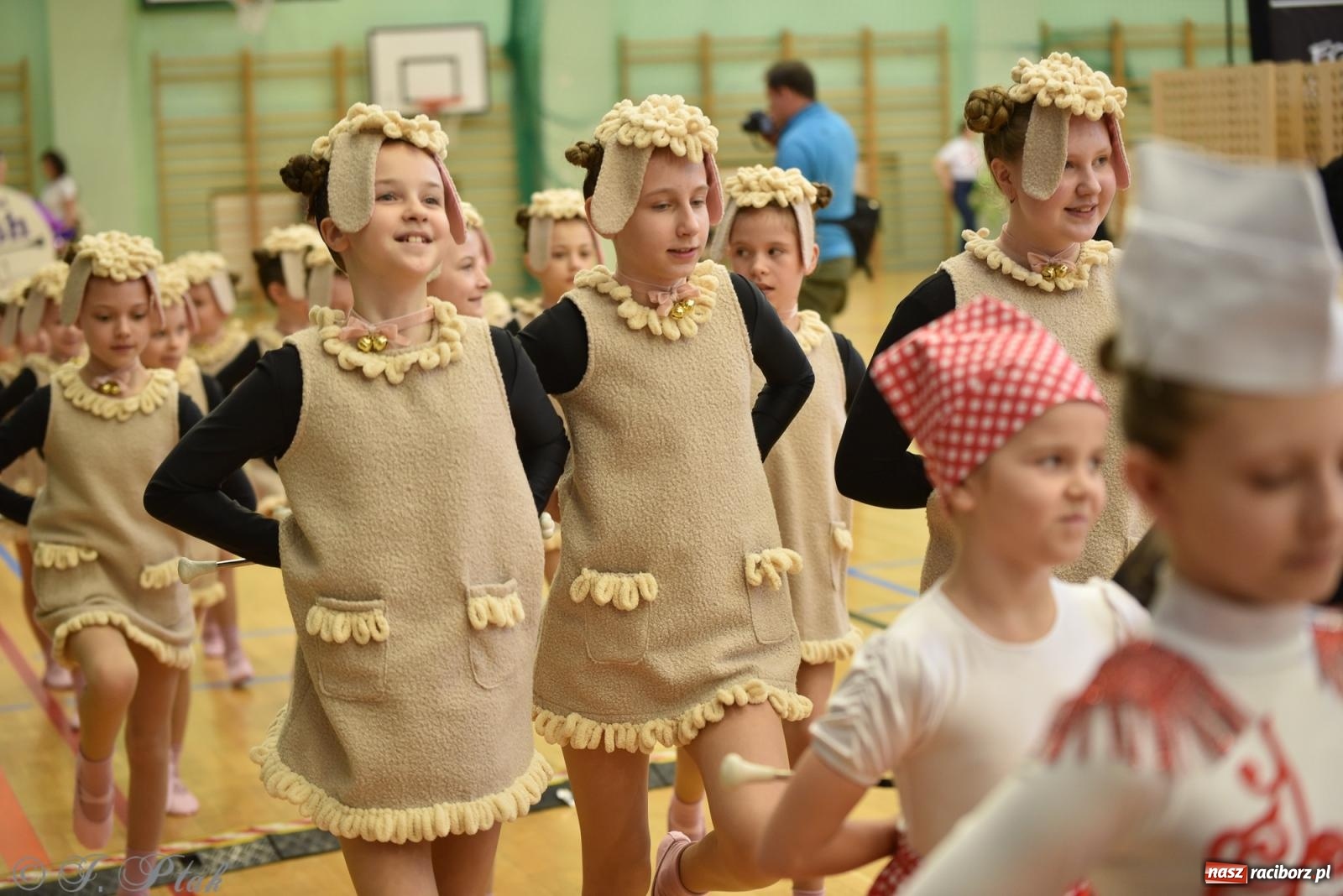 Zdjęcie w galerii na portalu naszraciborz.pl: Mażoretki zawładnęły areną przy Łąkowej. Drugi dzień mistrzostw [FOTO] wiadomości z regionu