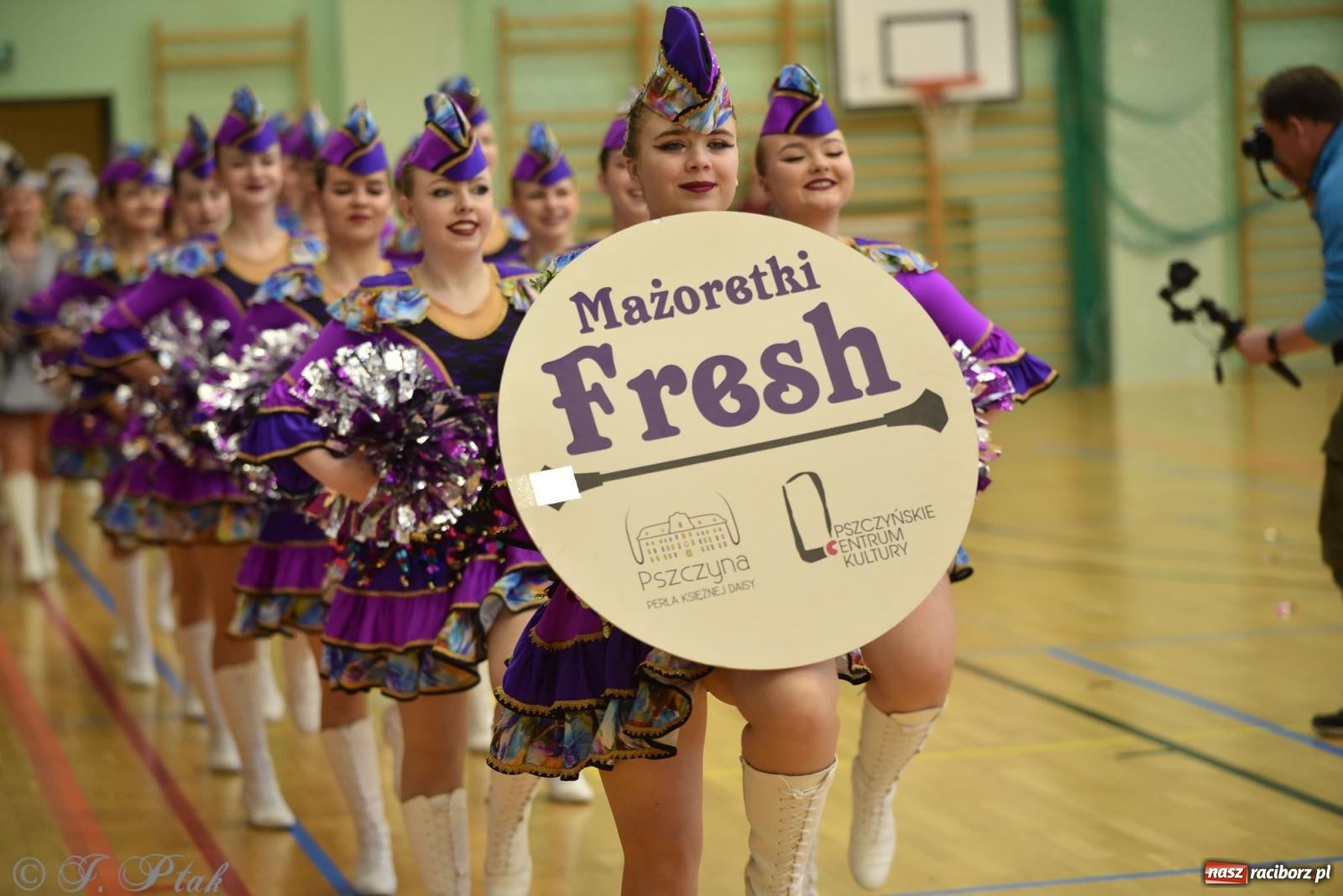Zdjęcie w galerii na portalu naszraciborz.pl: Mażoretki zawładnęły areną przy Łąkowej. Drugi dzień mistrzostw [FOTO] wiadomości z regionu