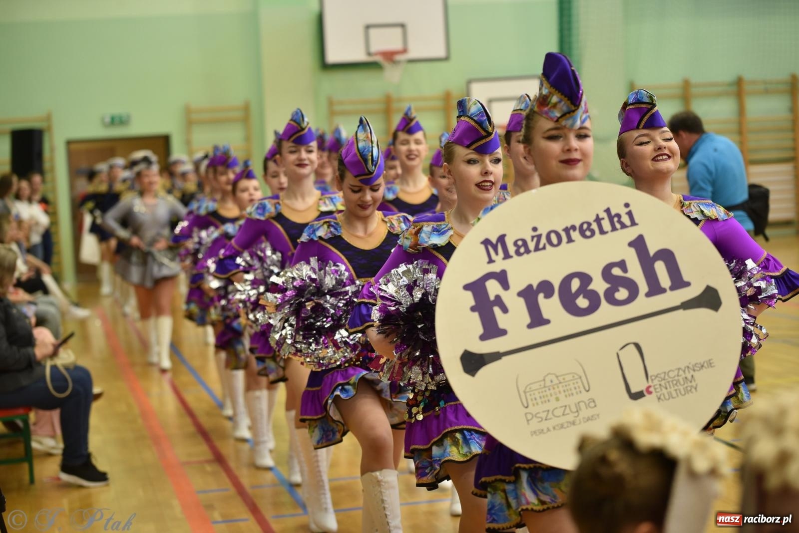 Zdjęcie w galerii na portalu naszraciborz.pl: Mażoretki zawładnęły areną przy Łąkowej. Drugi dzień mistrzostw [FOTO] wiadomości z regionu
