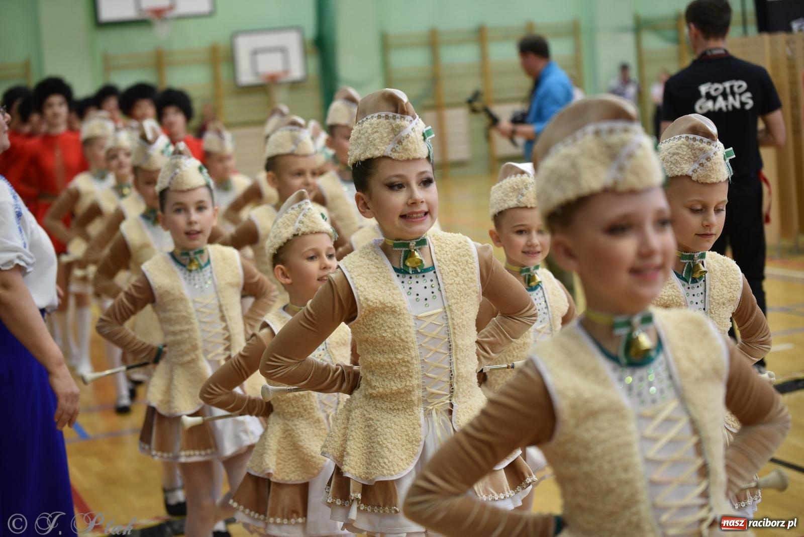 Zdjęcie w galerii na portalu naszraciborz.pl: Mażoretki zawładnęły areną przy Łąkowej. Drugi dzień mistrzostw [FOTO] wiadomości z regionu