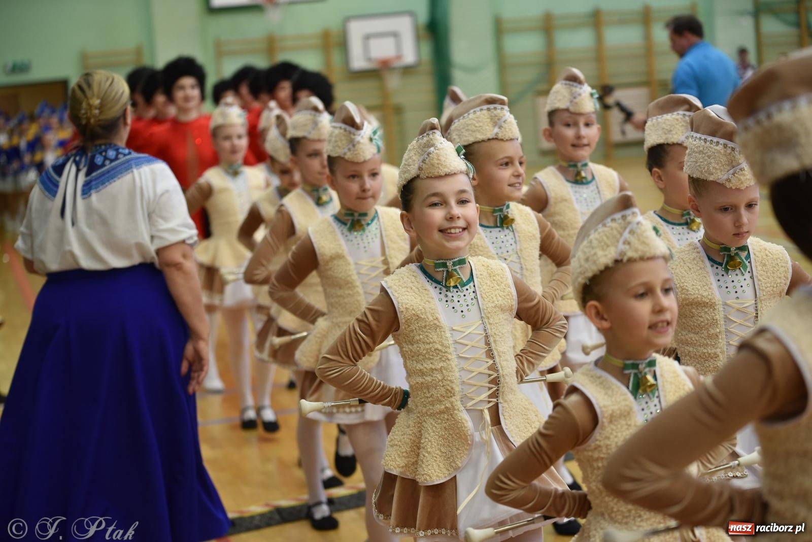 Zdjęcie w galerii na portalu naszraciborz.pl: Mażoretki zawładnęły areną przy Łąkowej. Drugi dzień mistrzostw [FOTO] wiadomości z regionu