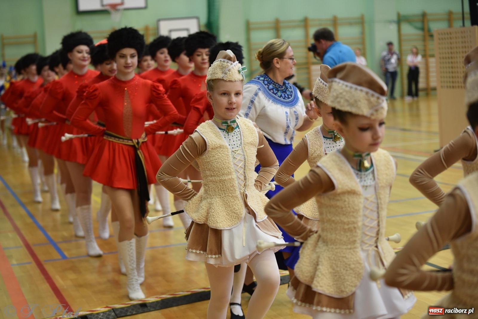 Zdjęcie w galerii na portalu naszraciborz.pl: Mażoretki zawładnęły areną przy Łąkowej. Drugi dzień mistrzostw [FOTO] wiadomości z regionu