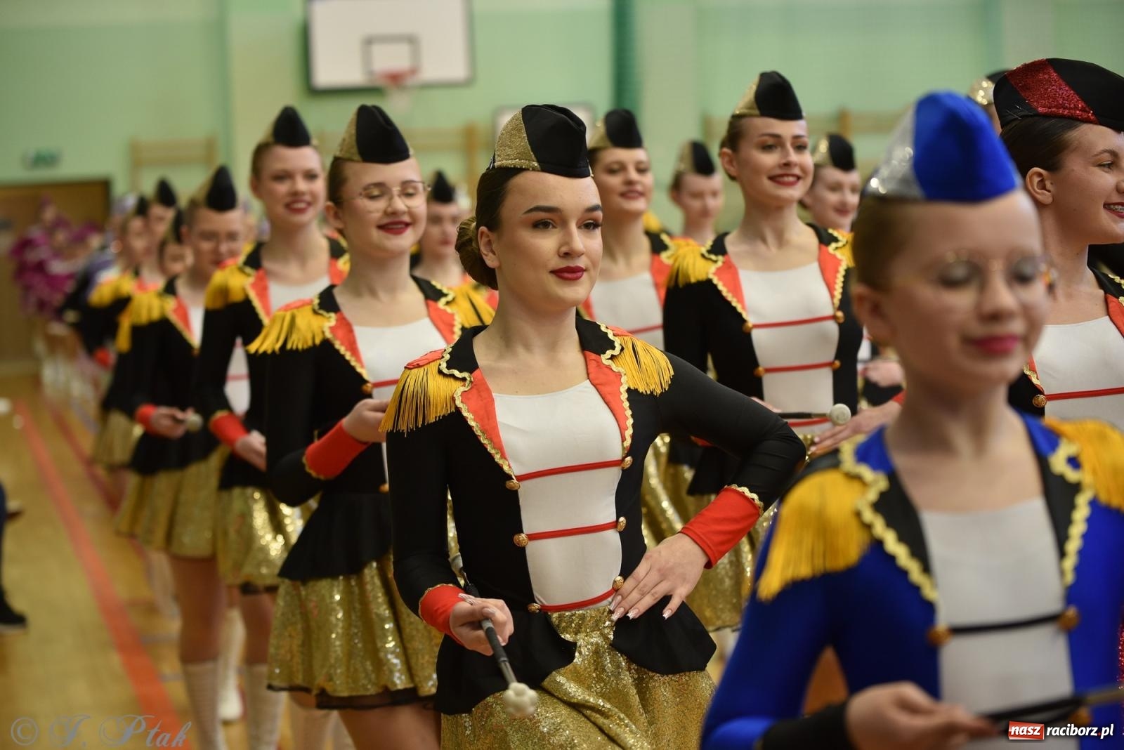 Zdjęcie w galerii na portalu naszraciborz.pl: Mażoretki zawładnęły areną przy Łąkowej. Drugi dzień mistrzostw [FOTO] wiadomości z regionu