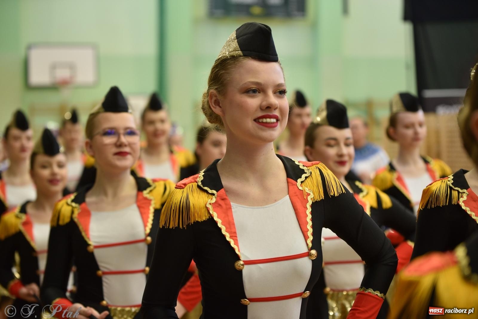 Zdjęcie w galerii na portalu naszraciborz.pl: Mażoretki zawładnęły areną przy Łąkowej. Drugi dzień mistrzostw [FOTO] wiadomości z regionu