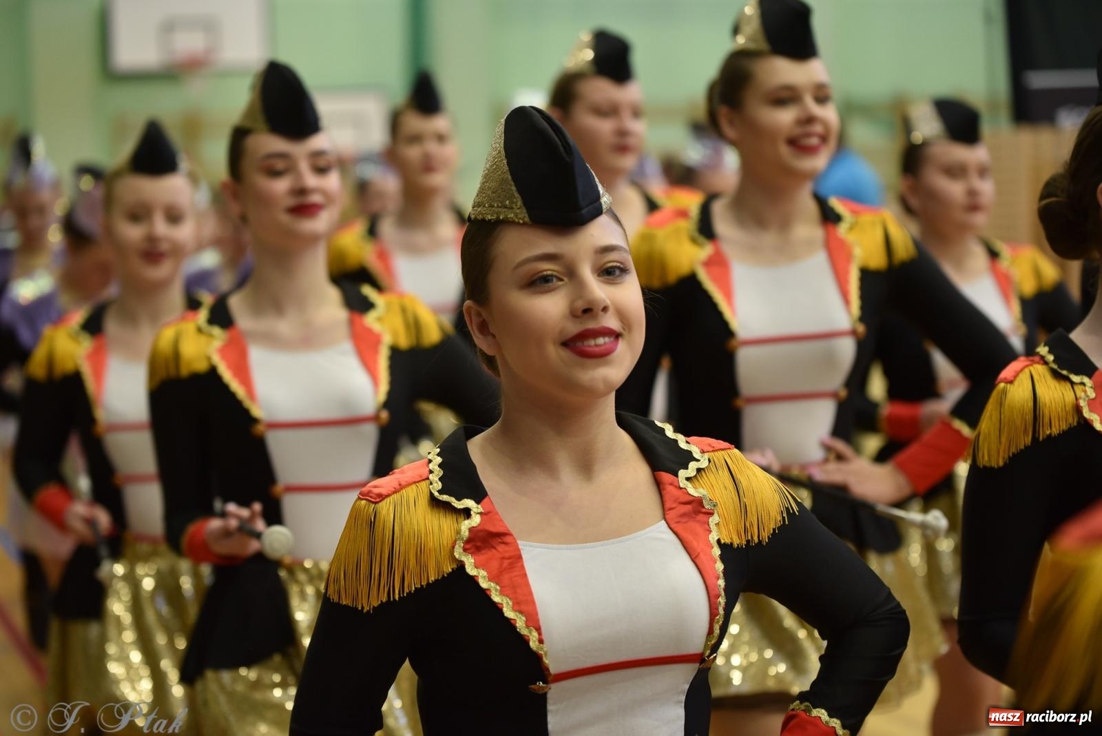 Zdjęcie w galerii na portalu naszraciborz.pl: Mażoretki zawładnęły areną przy Łąkowej. Drugi dzień mistrzostw [FOTO] wiadomości z regionu