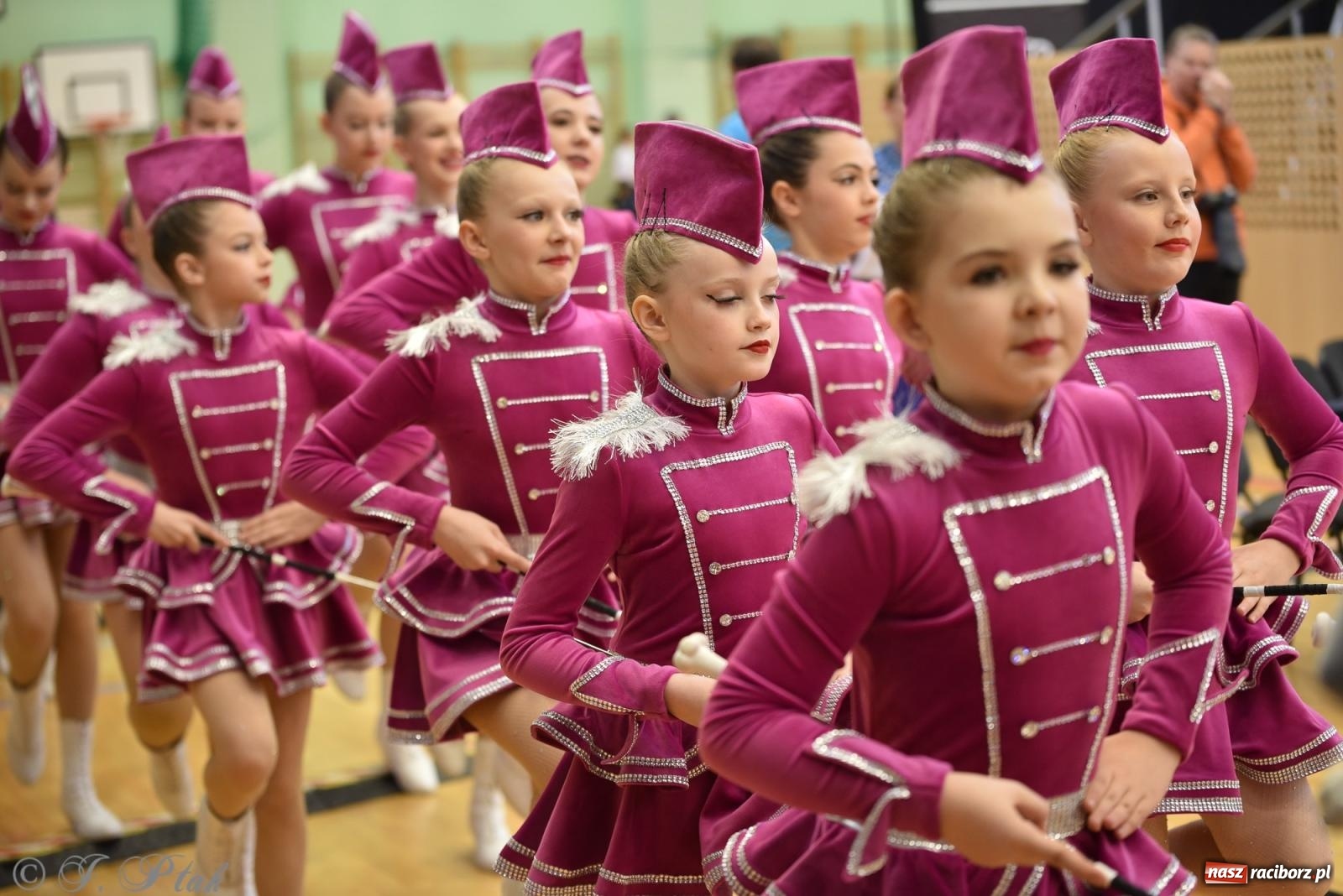 Zdjęcie w galerii na portalu naszraciborz.pl: Mażoretki zawładnęły areną przy Łąkowej. Drugi dzień mistrzostw [FOTO] wiadomości z regionu