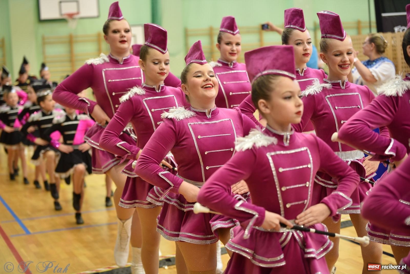 Zdjęcie w galerii na portalu naszraciborz.pl: Mażoretki zawładnęły areną przy Łąkowej. Drugi dzień mistrzostw [FOTO] wiadomości z regionu
