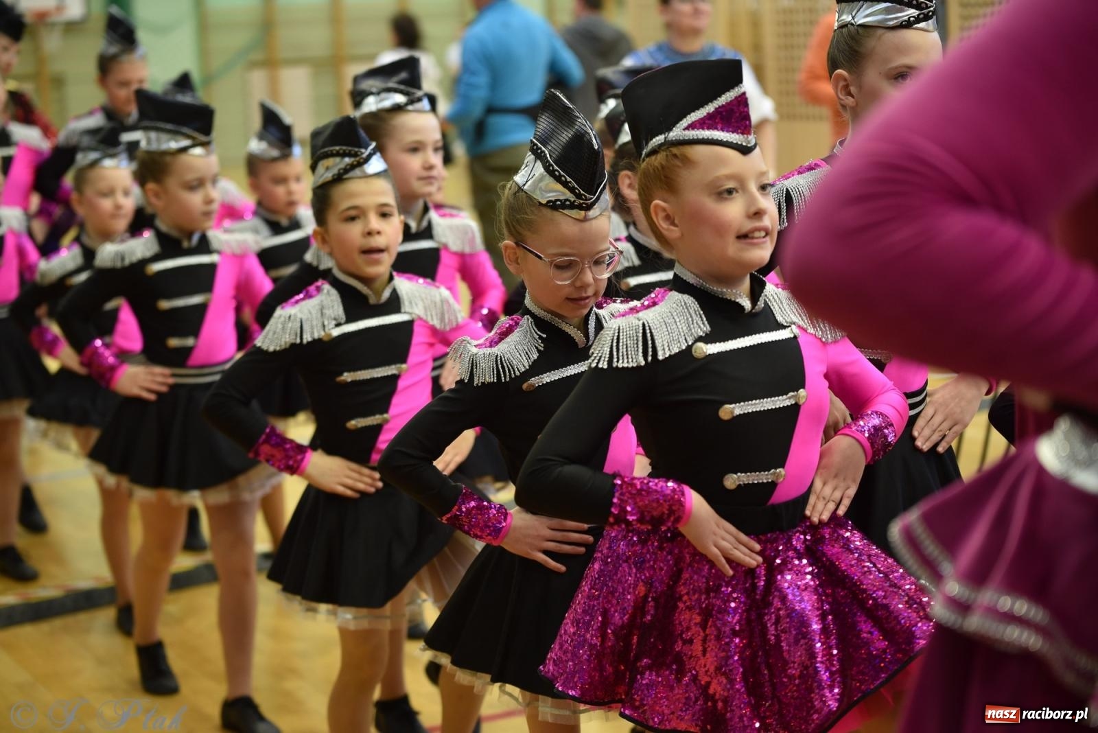 Zdjęcie w galerii na portalu naszraciborz.pl: Mażoretki zawładnęły areną przy Łąkowej. Drugi dzień mistrzostw [FOTO] wiadomości z regionu