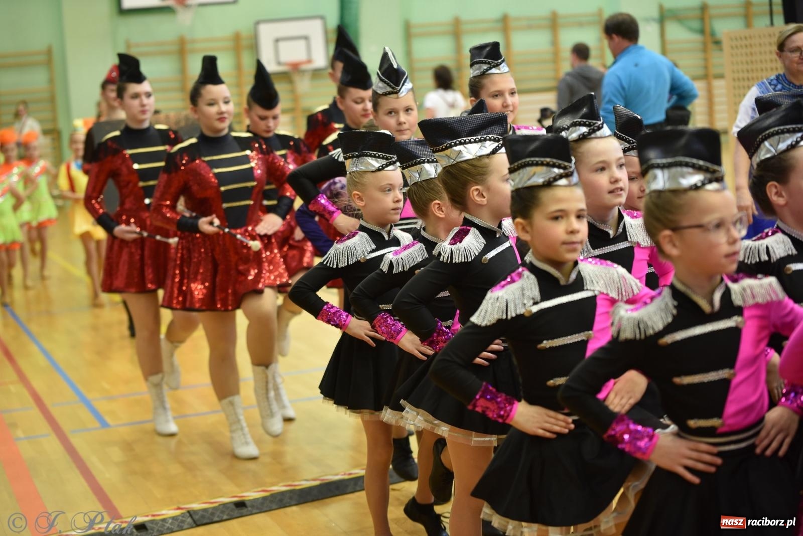Zdjęcie w galerii na portalu naszraciborz.pl: Mażoretki zawładnęły areną przy Łąkowej. Drugi dzień mistrzostw [FOTO] wiadomości z regionu