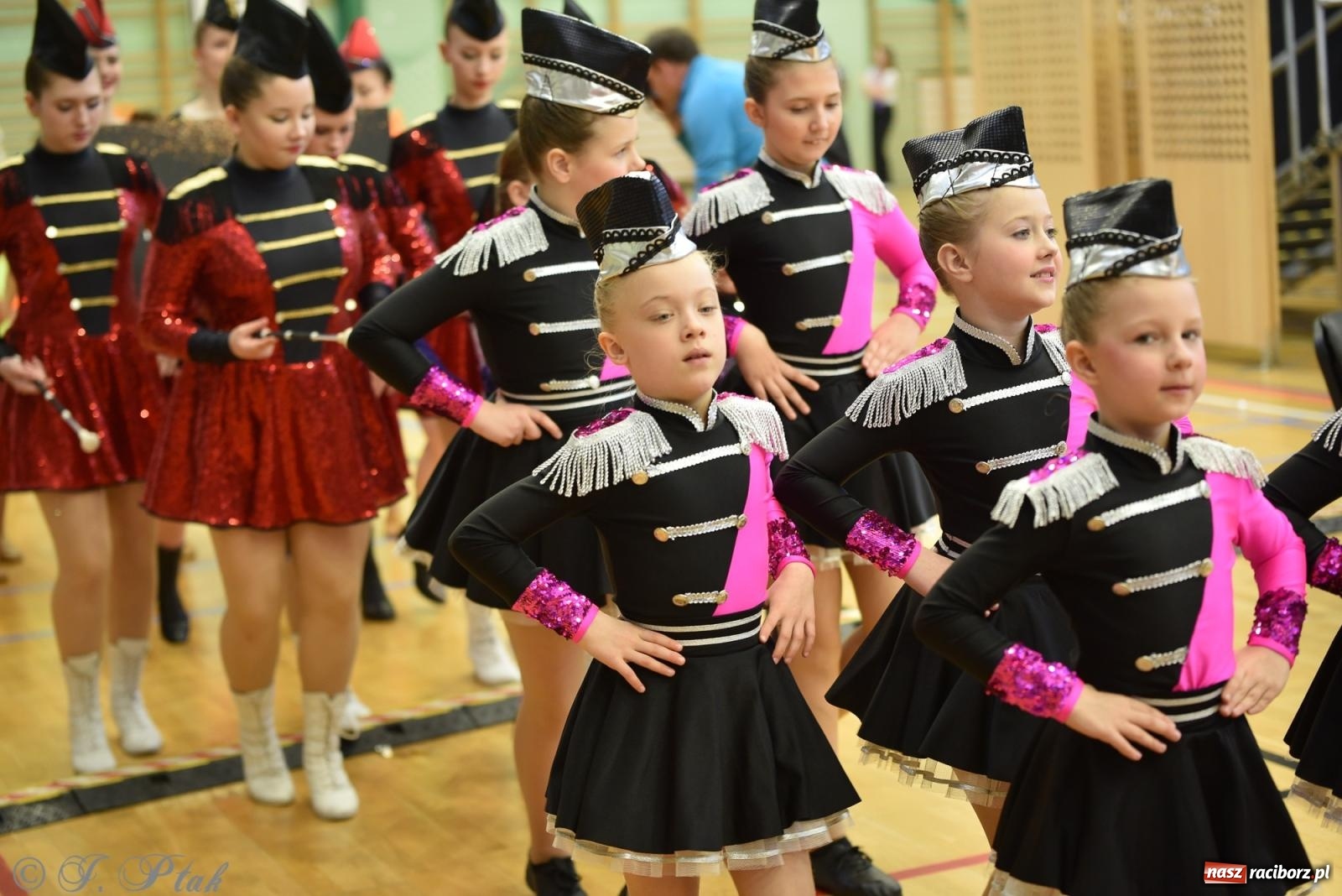 Zdjęcie w galerii na portalu naszraciborz.pl: Mażoretki zawładnęły areną przy Łąkowej. Drugi dzień mistrzostw [FOTO] wiadomości z regionu