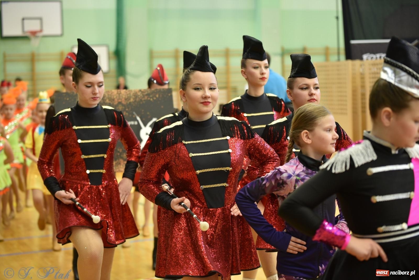 Zdjęcie w galerii na portalu naszraciborz.pl: Mażoretki zawładnęły areną przy Łąkowej. Drugi dzień mistrzostw [FOTO] wiadomości z regionu