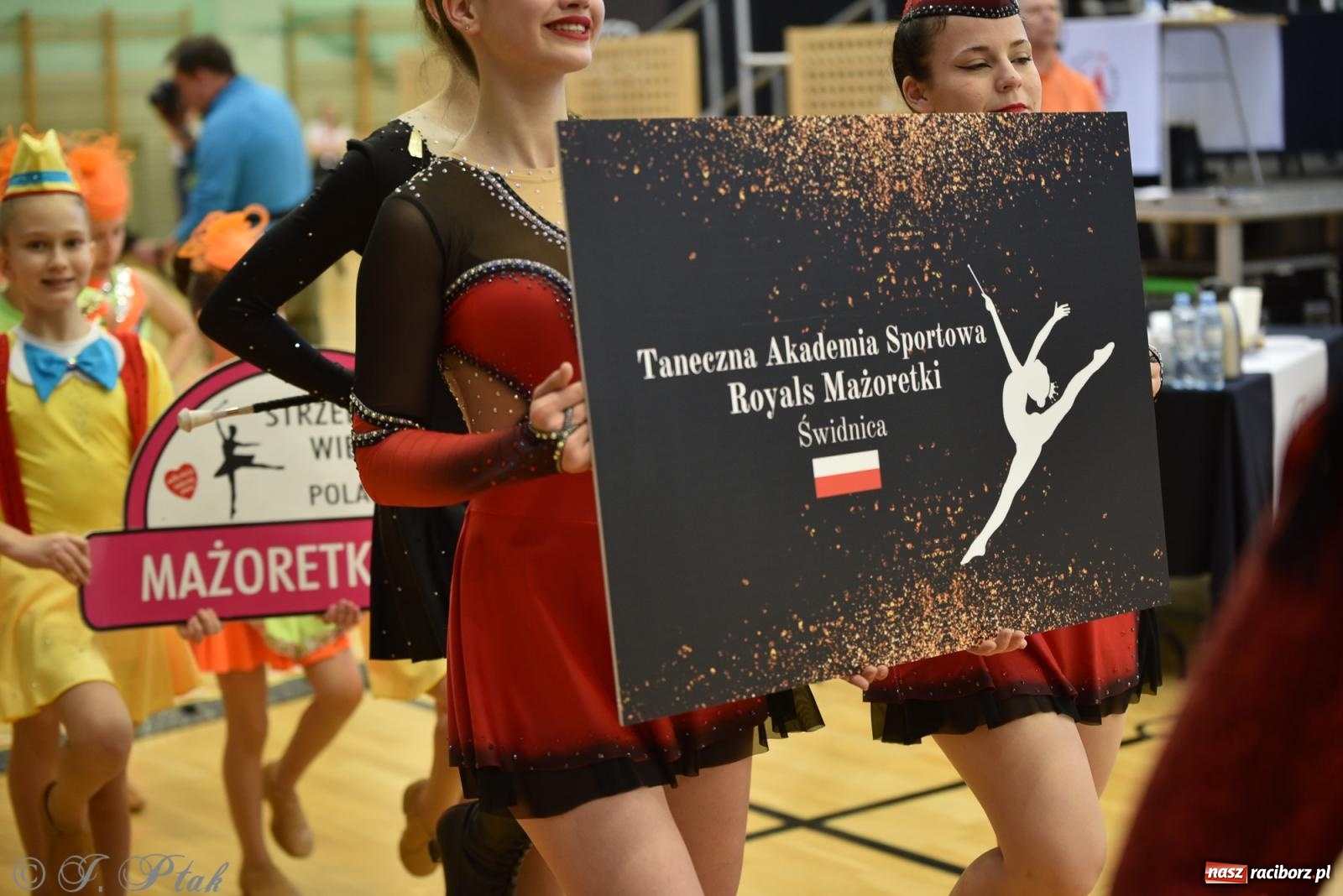 Zdjęcie w galerii na portalu naszraciborz.pl: Mażoretki zawładnęły areną przy Łąkowej. Drugi dzień mistrzostw [FOTO] wiadomości z regionu