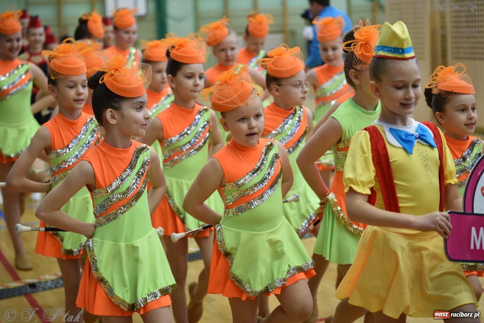 Zdjęcie w galerii na portalu naszraciborz.pl: Mażoretki zawładnęły areną przy Łąkowej. Drugi dzień mistrzostw [FOTO] wiadomości z regionu