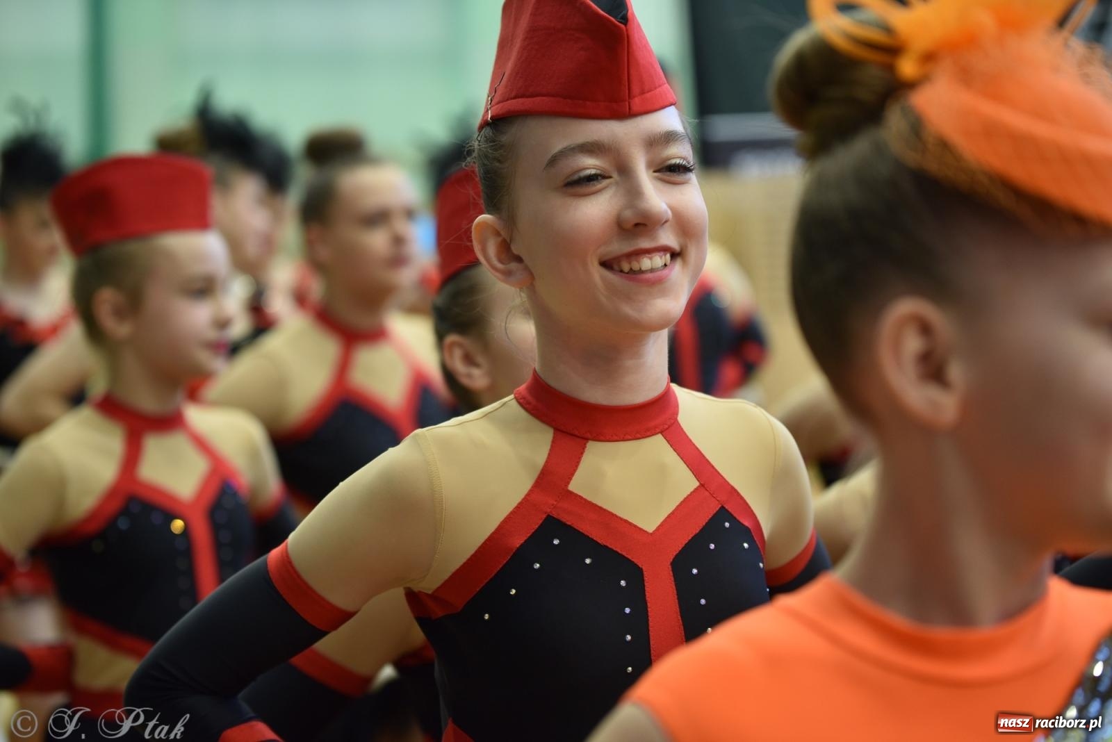 Zdjęcie w galerii na portalu naszraciborz.pl: Mażoretki zawładnęły areną przy Łąkowej. Drugi dzień mistrzostw [FOTO] wiadomości z regionu