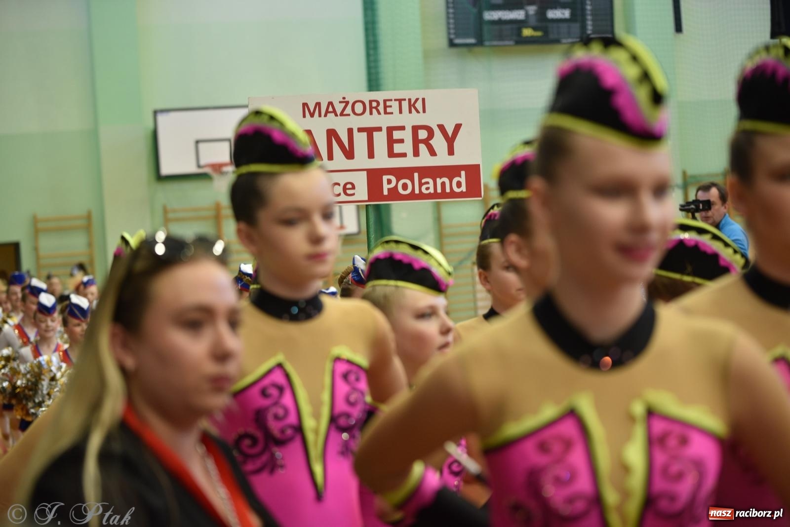 Zdjęcie w galerii na portalu naszraciborz.pl: Mażoretki zawładnęły areną przy Łąkowej. Drugi dzień mistrzostw [FOTO] wiadomości z regionu