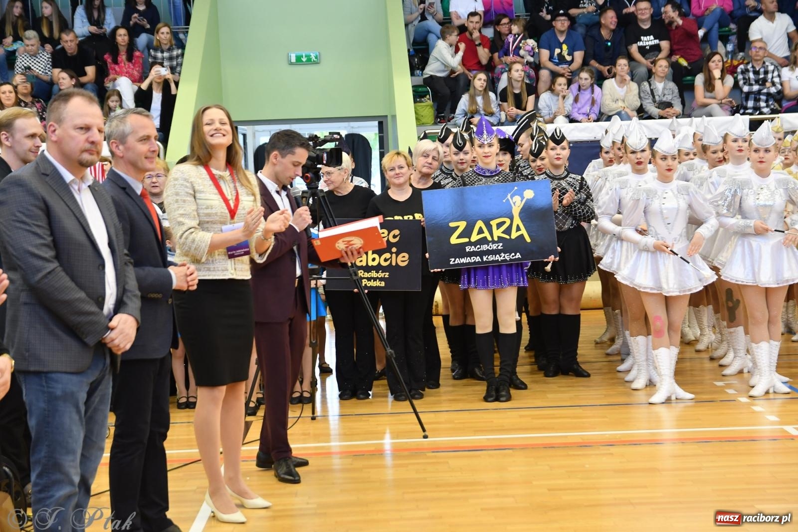 Zdjęcie w galerii na portalu naszraciborz.pl: Mażoretki zawładnęły areną przy Łąkowej. Drugi dzień mistrzostw [FOTO] wiadomości z regionu