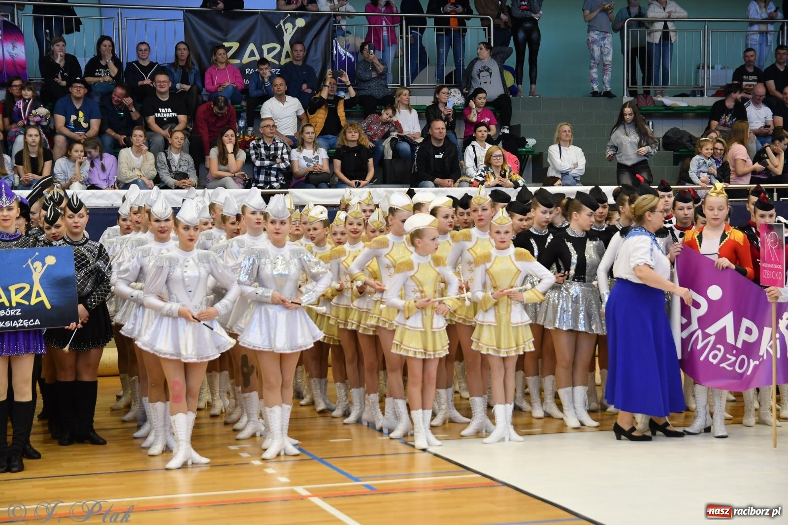 Zdjęcie w galerii na portalu naszraciborz.pl: Mażoretki zawładnęły areną przy Łąkowej. Drugi dzień mistrzostw [FOTO] wiadomości z regionu
