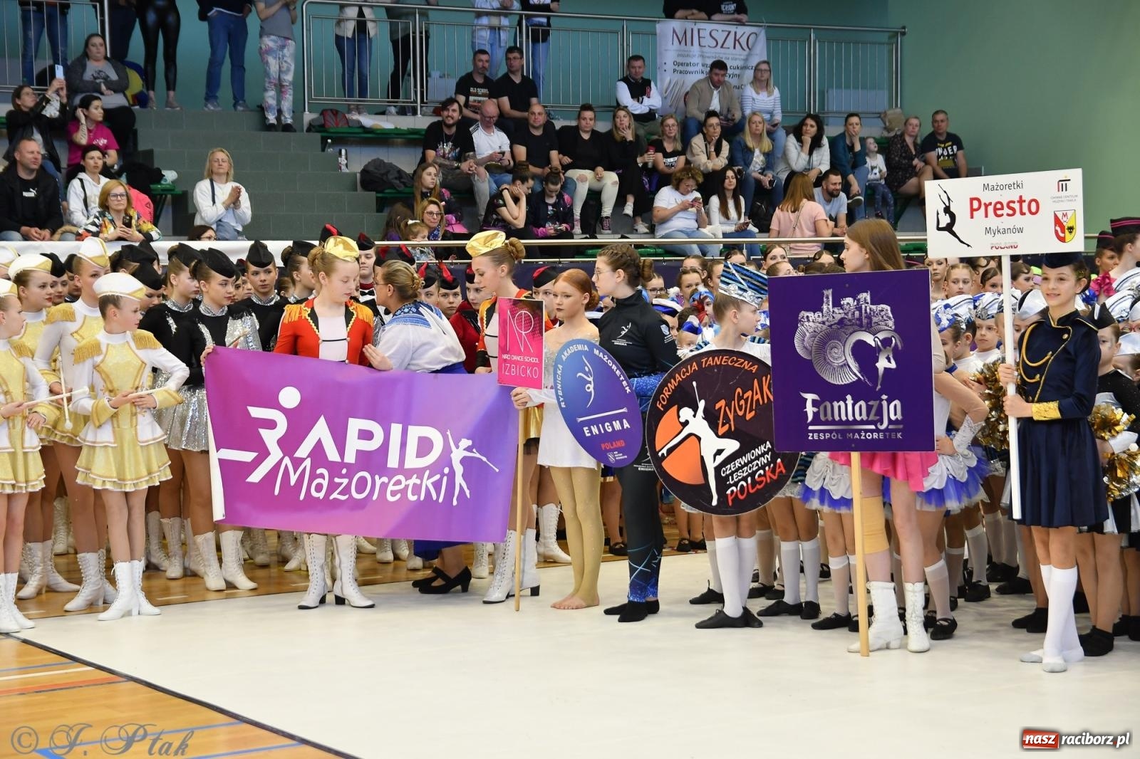 Zdjęcie w galerii na portalu naszraciborz.pl: Mażoretki zawładnęły areną przy Łąkowej. Drugi dzień mistrzostw [FOTO] wiadomości z regionu