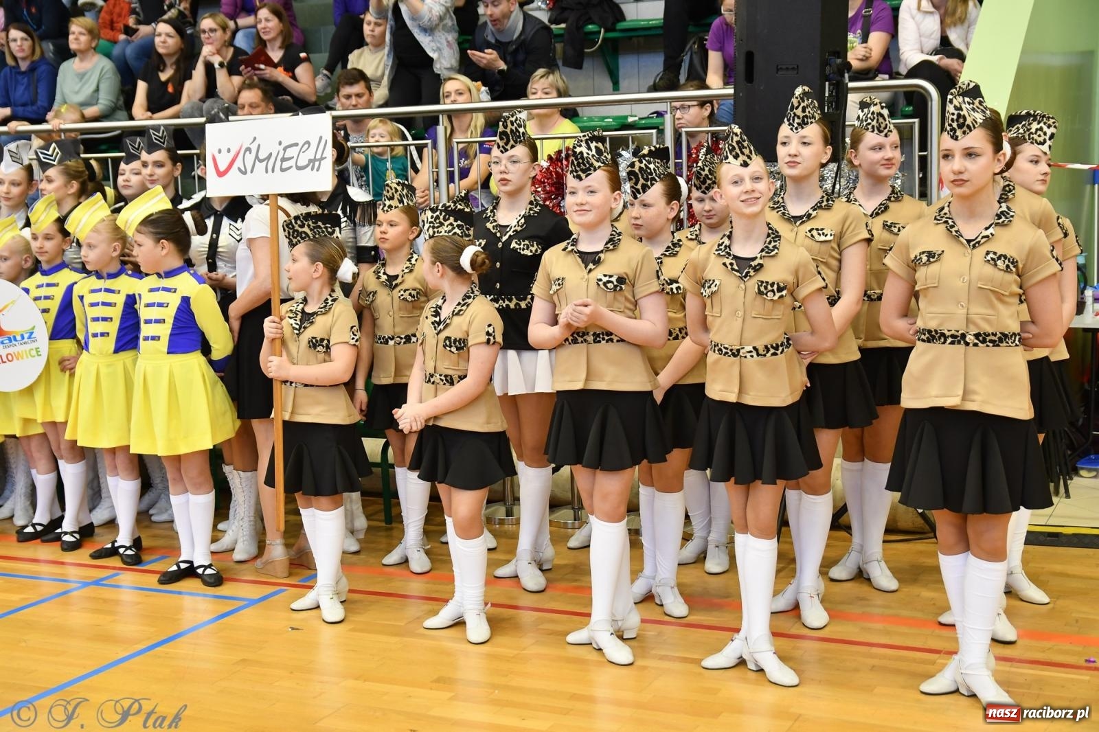 Zdjęcie w galerii na portalu naszraciborz.pl: Mażoretki zawładnęły areną przy Łąkowej. Drugi dzień mistrzostw [FOTO] wiadomości z regionu