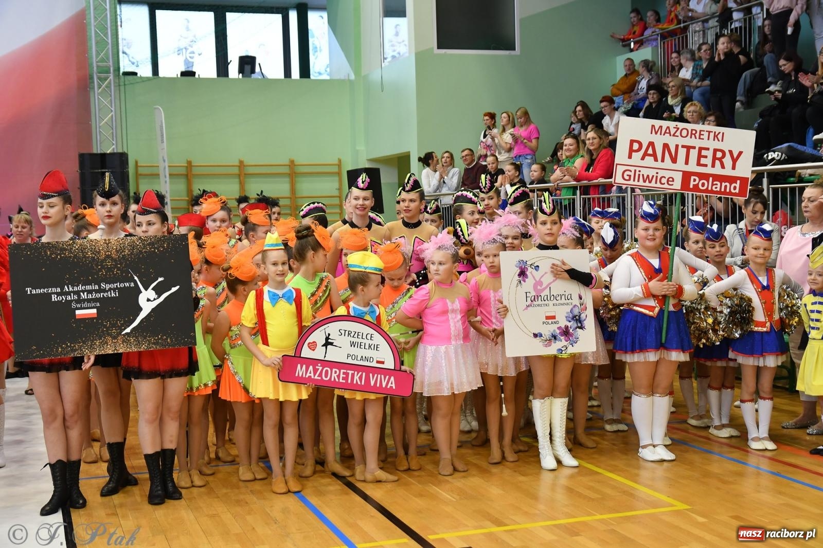 Zdjęcie w galerii na portalu naszraciborz.pl: Mażoretki zawładnęły areną przy Łąkowej. Drugi dzień mistrzostw [FOTO] wiadomości z regionu