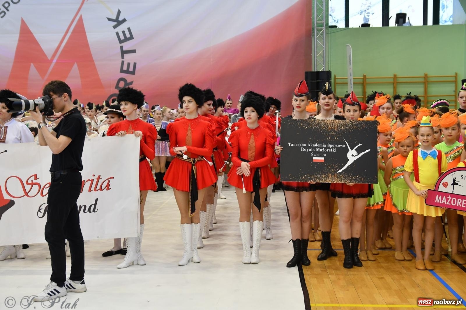 Zdjęcie w galerii na portalu naszraciborz.pl: Mażoretki zawładnęły areną przy Łąkowej. Drugi dzień mistrzostw [FOTO] wiadomości z regionu