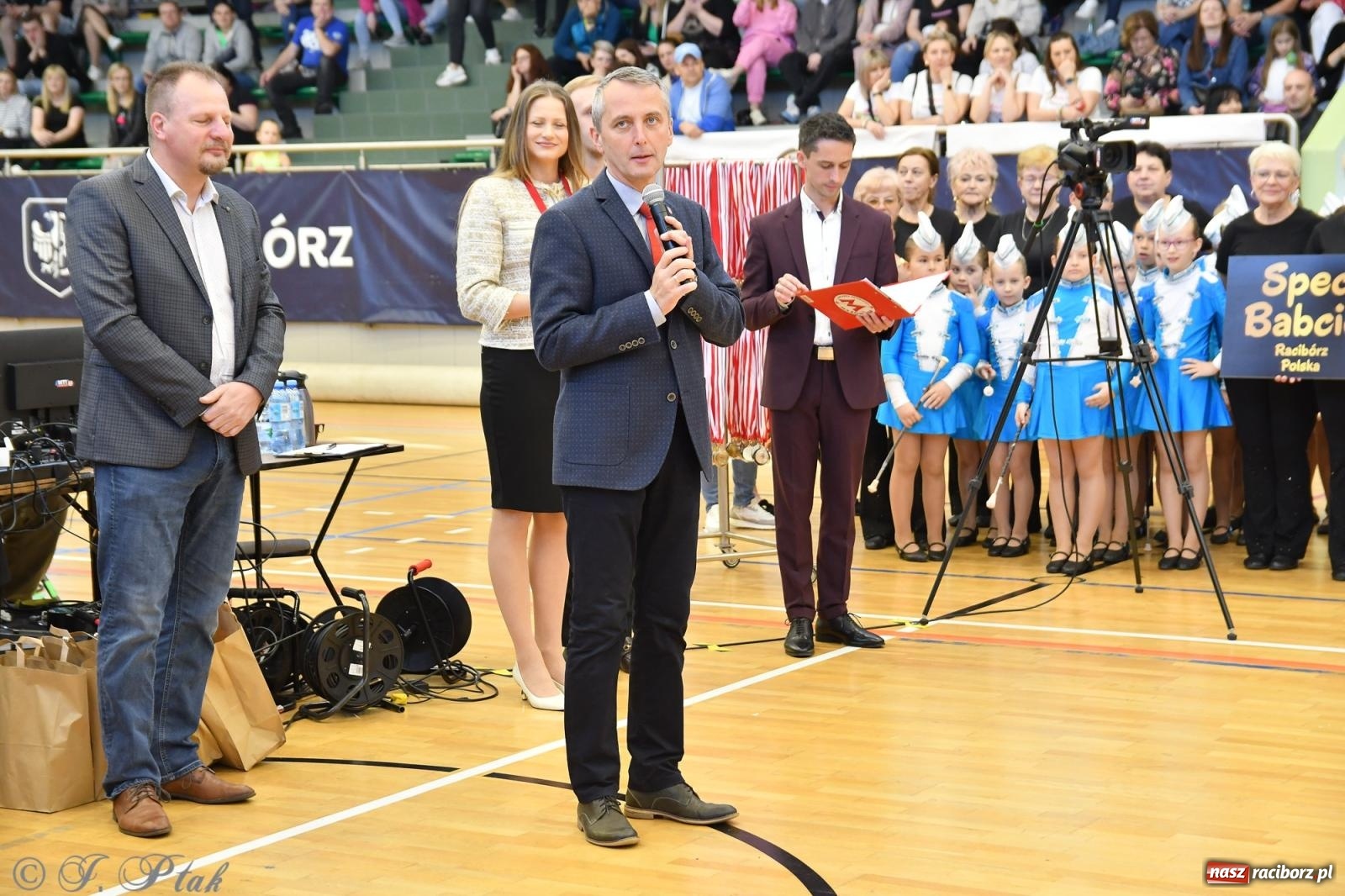 Zdjęcie w galerii na portalu naszraciborz.pl: Mażoretki zawładnęły areną przy Łąkowej. Drugi dzień mistrzostw [FOTO] wiadomości z regionu