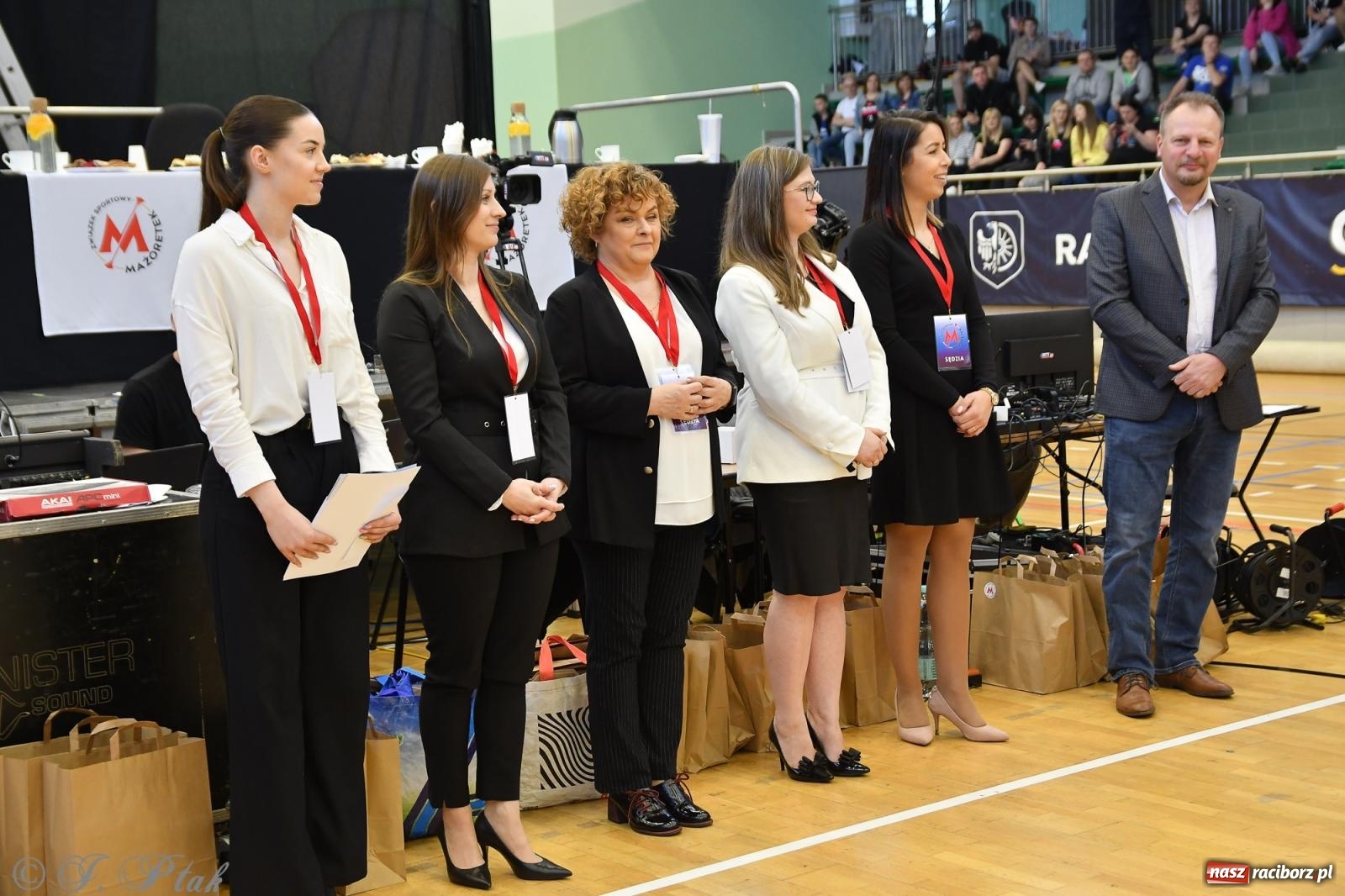 Zdjęcie w galerii na portalu naszraciborz.pl: Mażoretki zawładnęły areną przy Łąkowej. Drugi dzień mistrzostw [FOTO] wiadomości z regionu