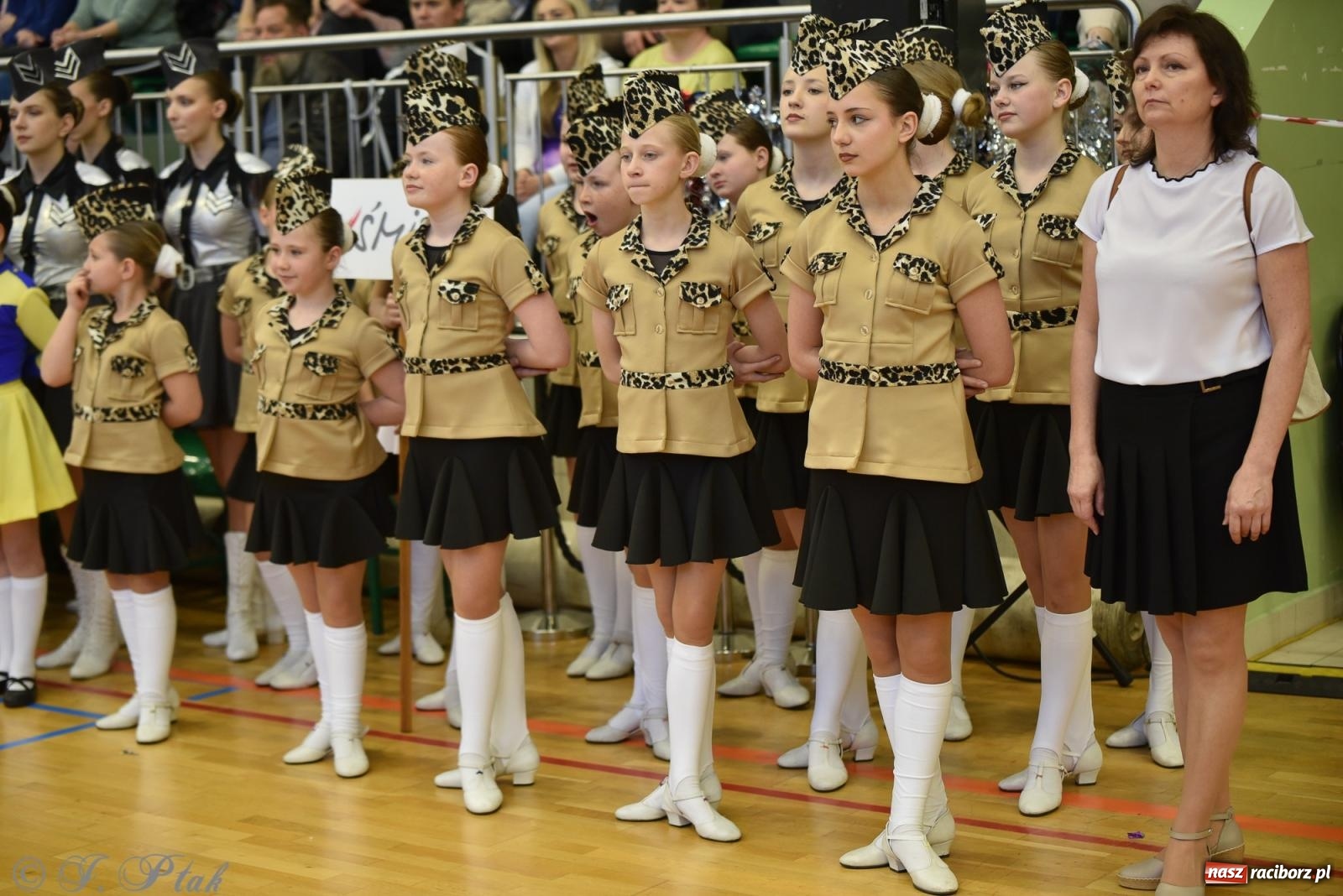 Zdjęcie w galerii na portalu naszraciborz.pl: Mażoretki zawładnęły areną przy Łąkowej. Drugi dzień mistrzostw [FOTO] wiadomości z regionu