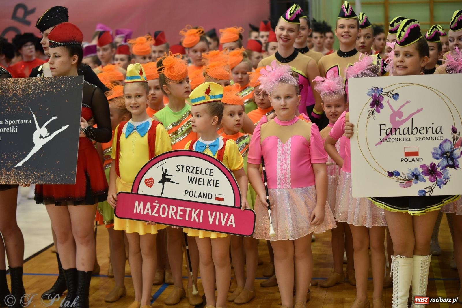 Zdjęcie w galerii na portalu naszraciborz.pl: Mażoretki zawładnęły areną przy Łąkowej. Drugi dzień mistrzostw [FOTO] wiadomości z regionu