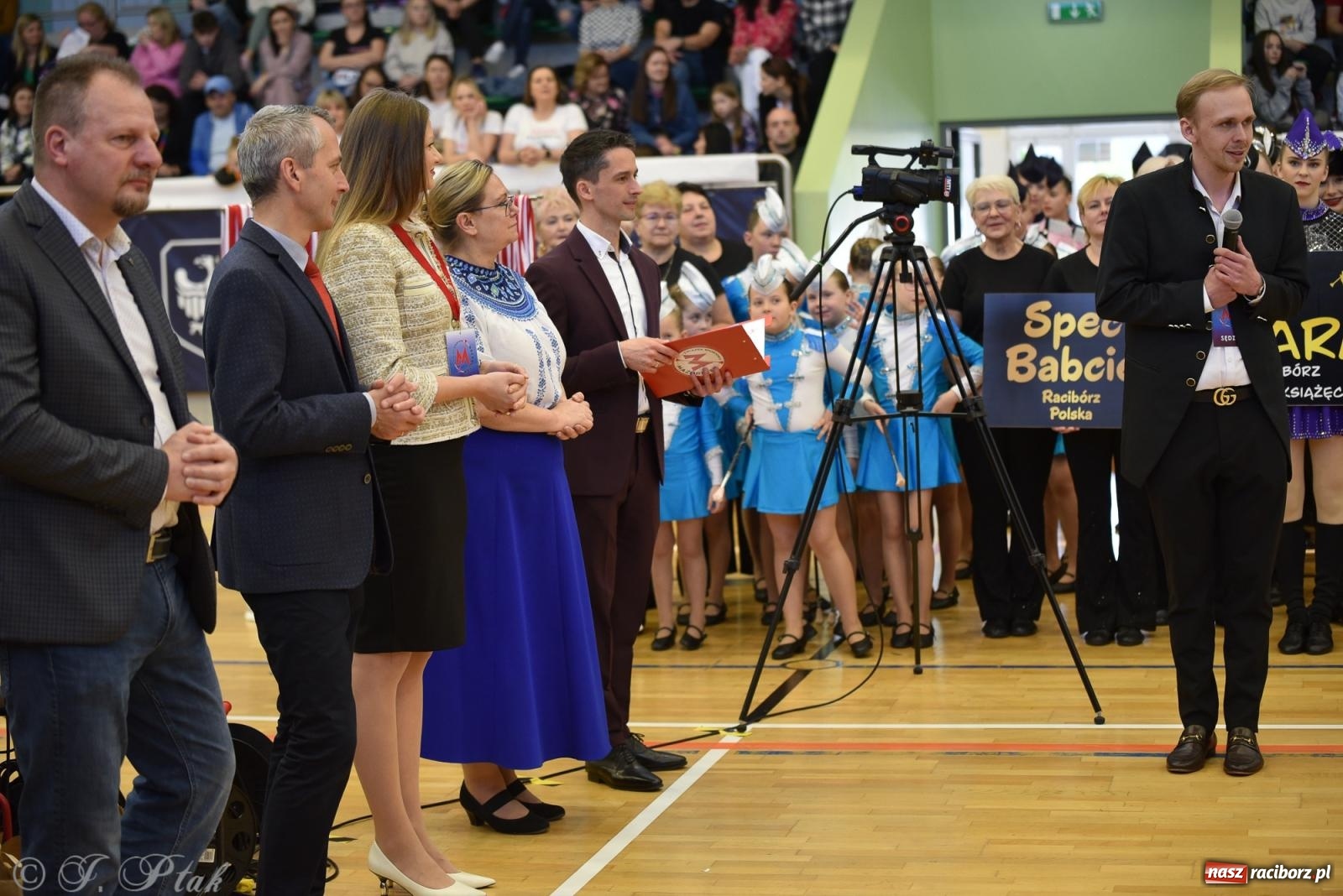 Zdjęcie w galerii na portalu naszraciborz.pl: Mażoretki zawładnęły areną przy Łąkowej. Drugi dzień mistrzostw [FOTO] wiadomości z regionu