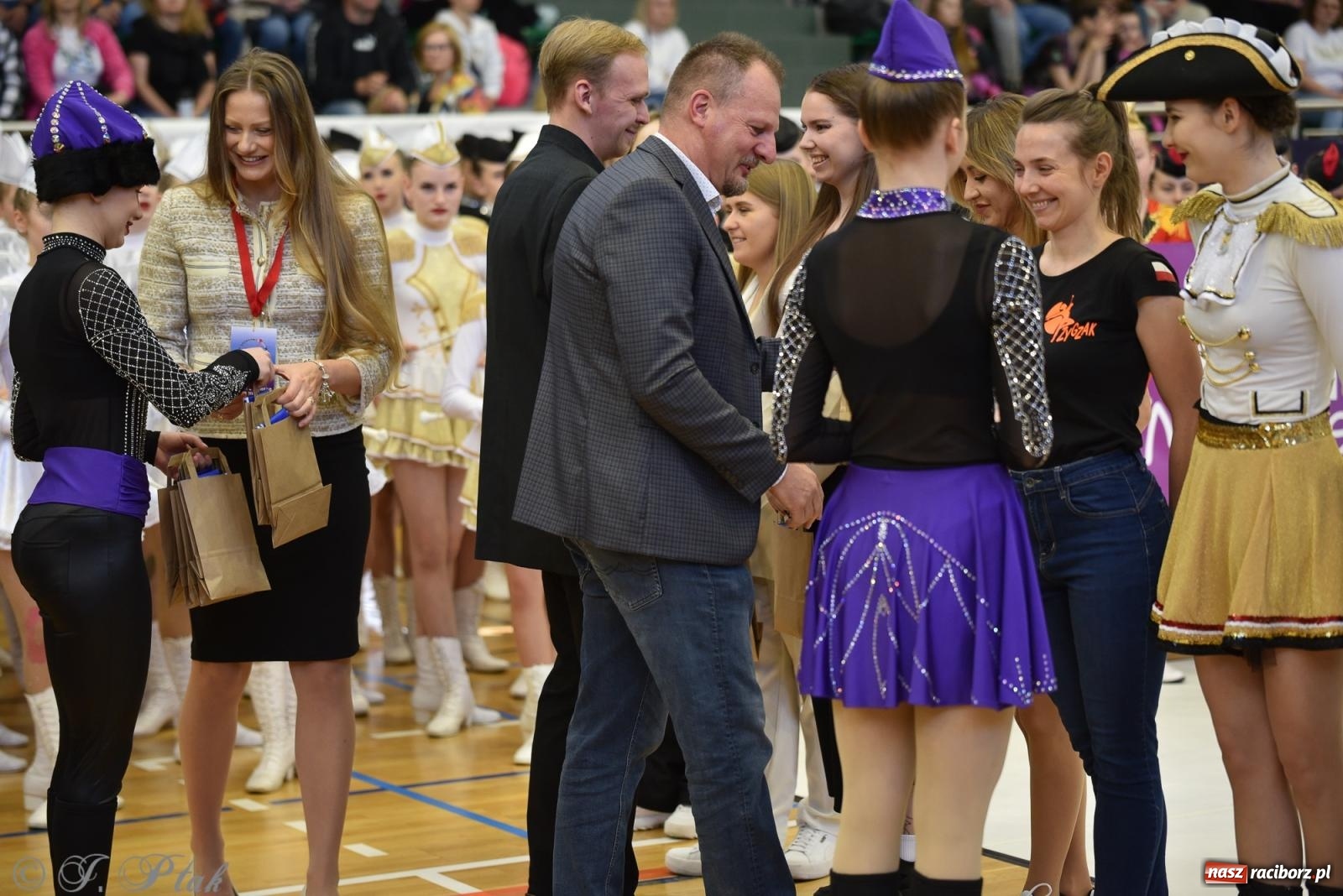 Zdjęcie w galerii na portalu naszraciborz.pl: Mażoretki zawładnęły areną przy Łąkowej. Drugi dzień mistrzostw [FOTO] wiadomości z regionu