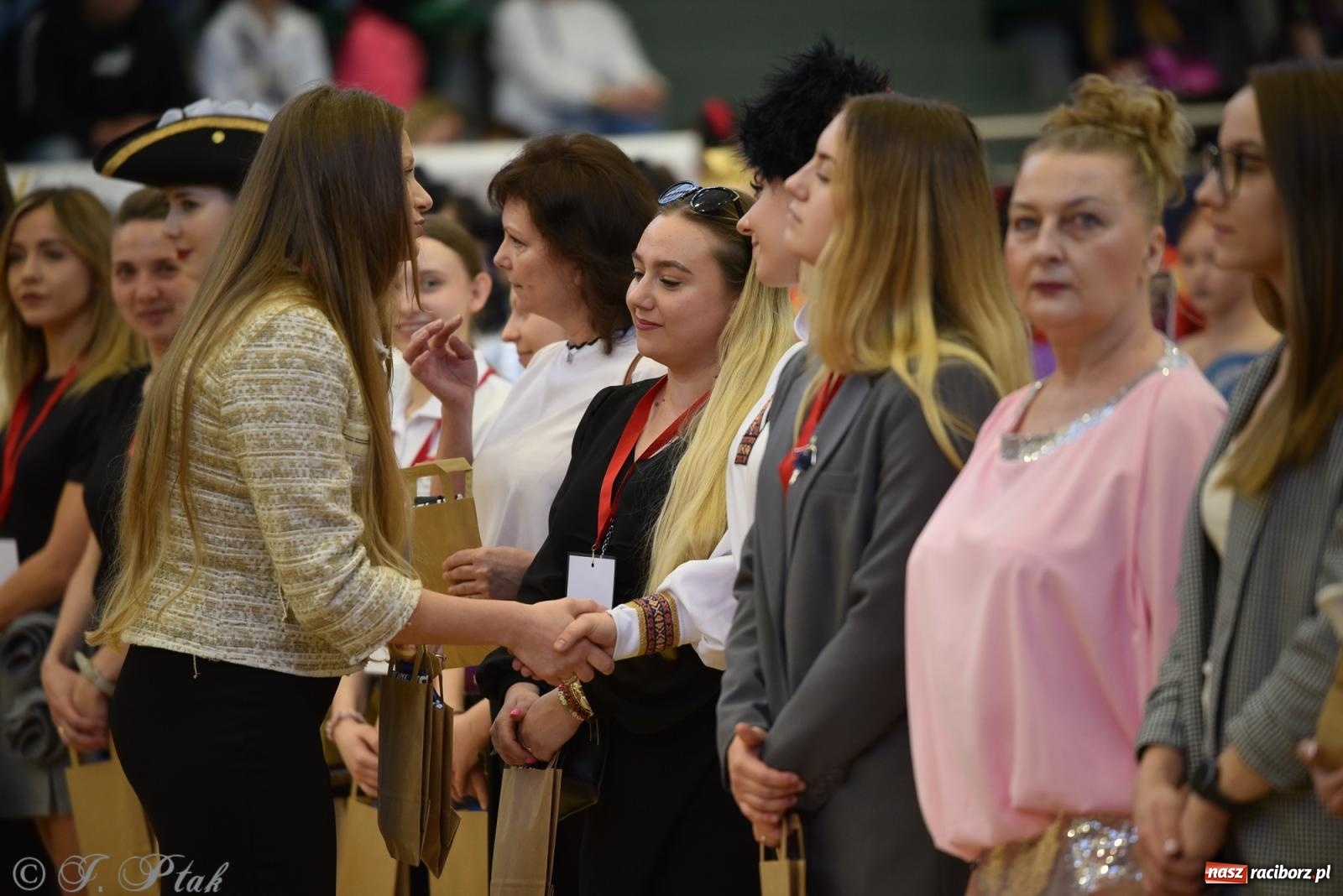 Zdjęcie w galerii na portalu naszraciborz.pl: Mażoretki zawładnęły areną przy Łąkowej. Drugi dzień mistrzostw [FOTO] wiadomości z regionu
