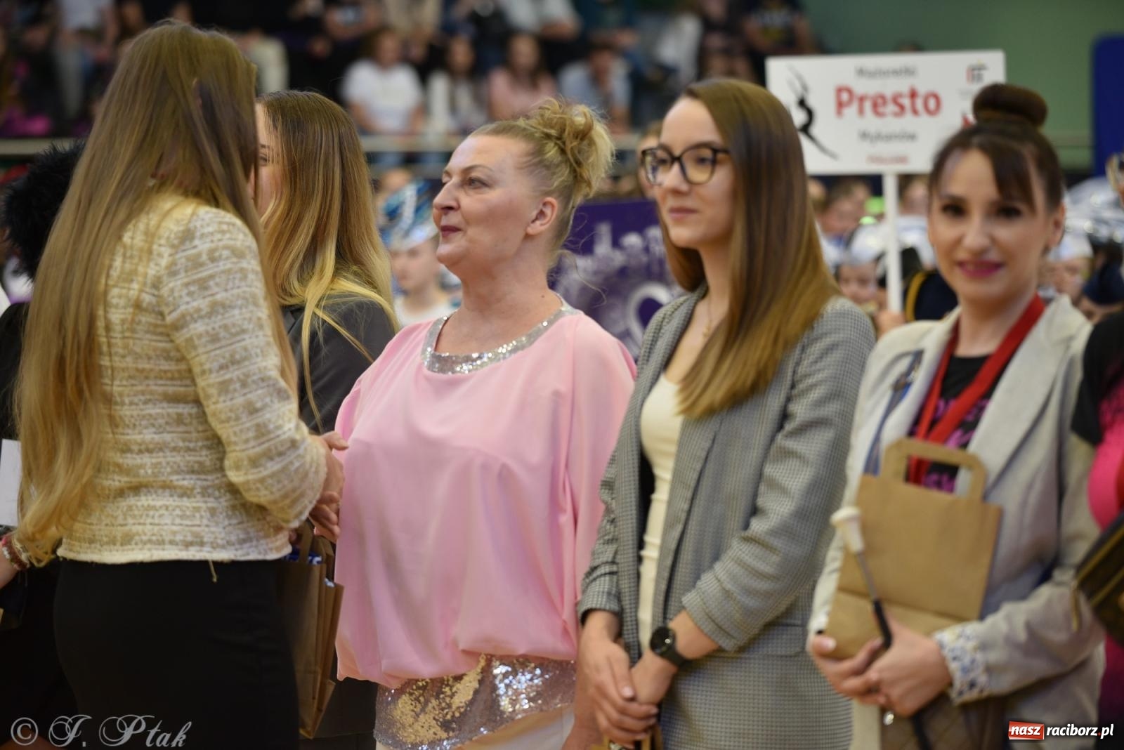 Zdjęcie w galerii na portalu naszraciborz.pl: Mażoretki zawładnęły areną przy Łąkowej. Drugi dzień mistrzostw [FOTO] wiadomości z regionu