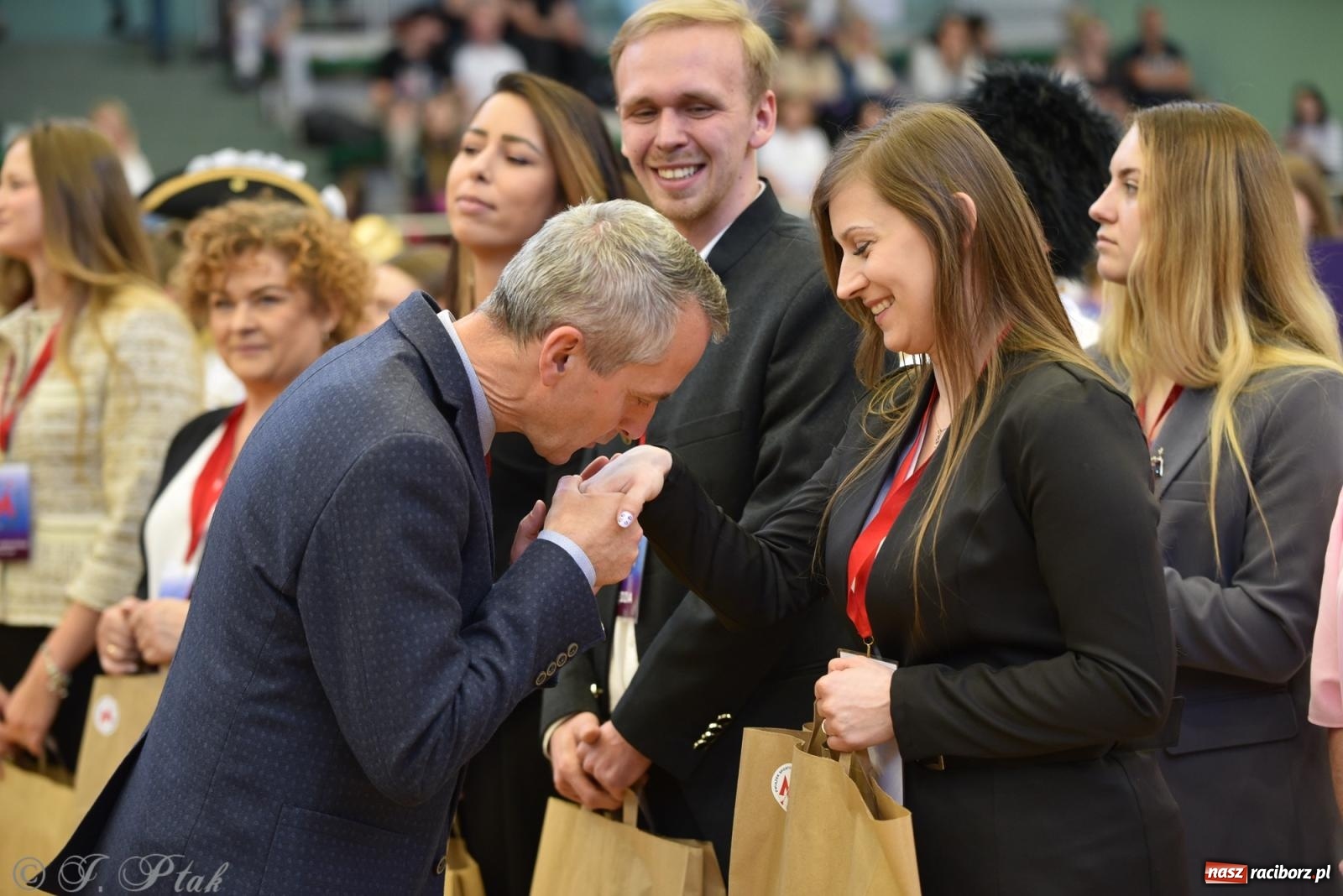 Zdjęcie w galerii na portalu naszraciborz.pl: Mażoretki zawładnęły areną przy Łąkowej. Drugi dzień mistrzostw [FOTO] wiadomości z regionu