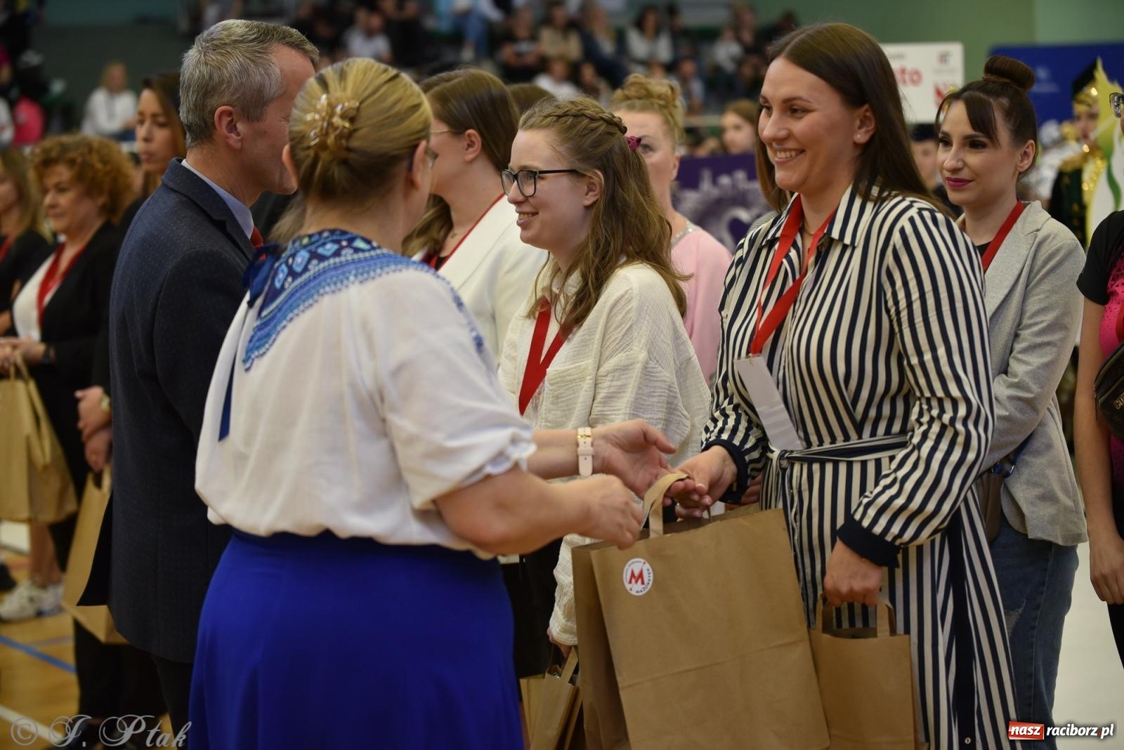 Zdjęcie w galerii na portalu naszraciborz.pl: Mażoretki zawładnęły areną przy Łąkowej. Drugi dzień mistrzostw [FOTO] wiadomości z regionu