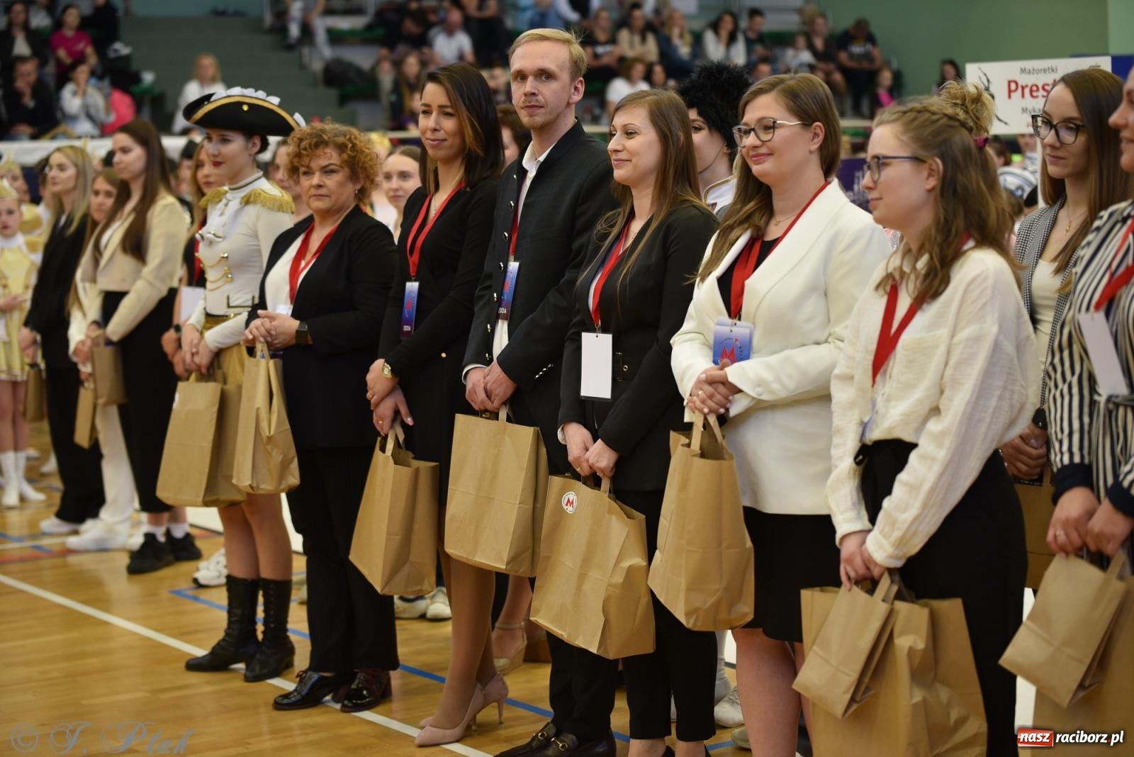 Zdjęcie w galerii na portalu naszraciborz.pl: Mażoretki zawładnęły areną przy Łąkowej. Drugi dzień mistrzostw [FOTO] wiadomości z regionu