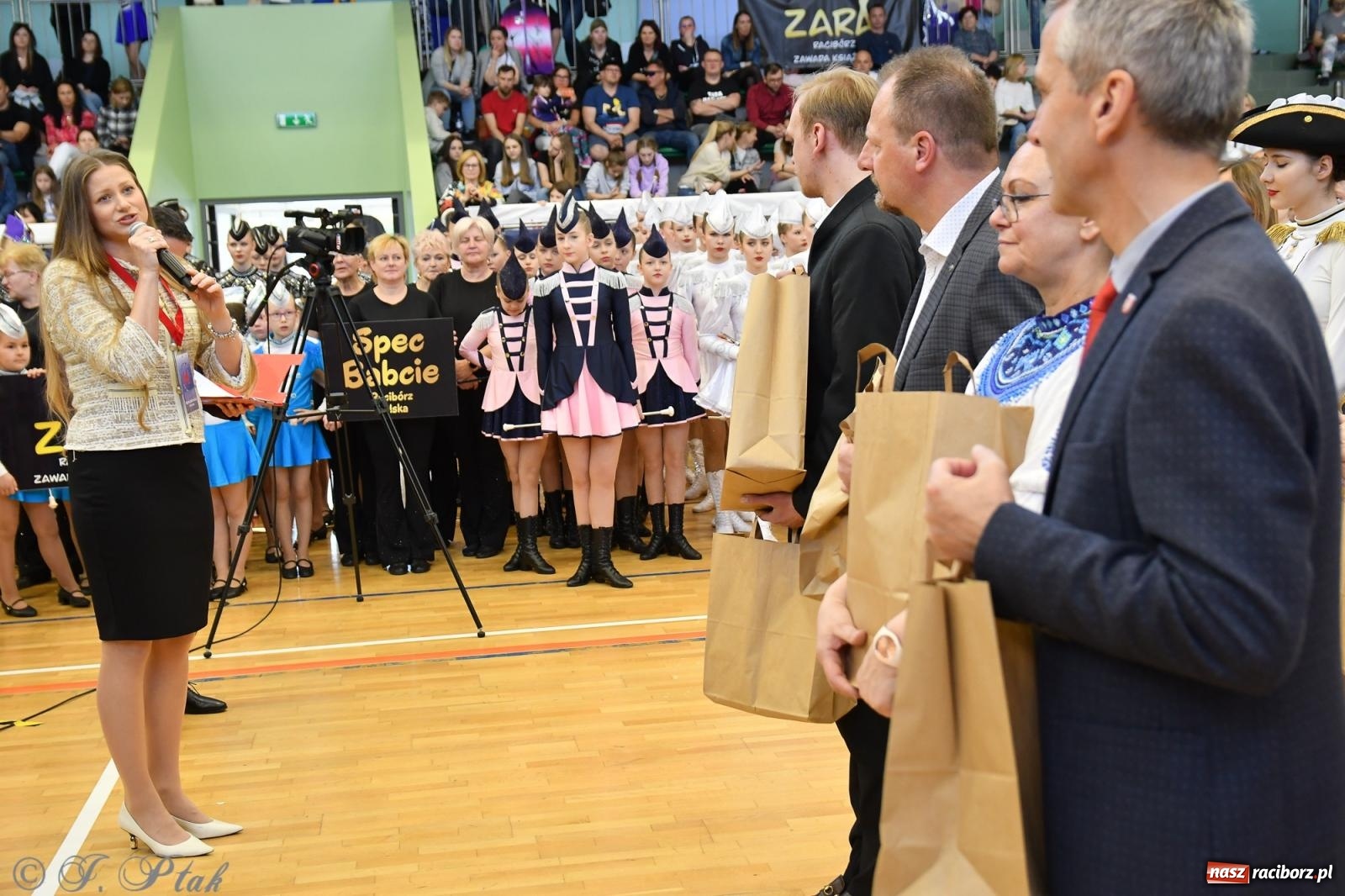 Zdjęcie w galerii na portalu naszraciborz.pl: Mażoretki zawładnęły areną przy Łąkowej. Drugi dzień mistrzostw [FOTO] wiadomości z regionu