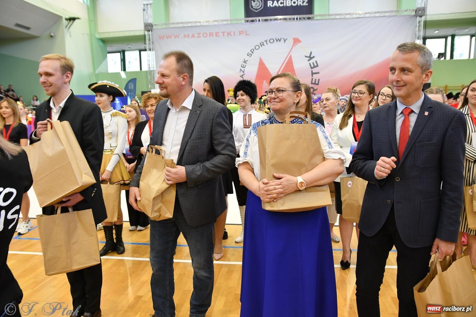 Zdjęcie w galerii na portalu naszraciborz.pl: Mażoretki zawładnęły areną przy Łąkowej. Drugi dzień mistrzostw [FOTO] wiadomości z regionu