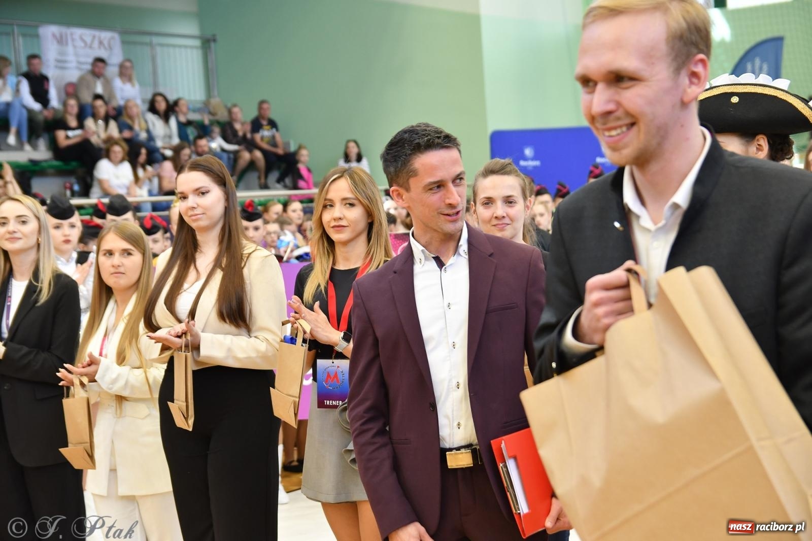 Zdjęcie w galerii na portalu naszraciborz.pl: Mażoretki zawładnęły areną przy Łąkowej. Drugi dzień mistrzostw [FOTO] wiadomości z regionu