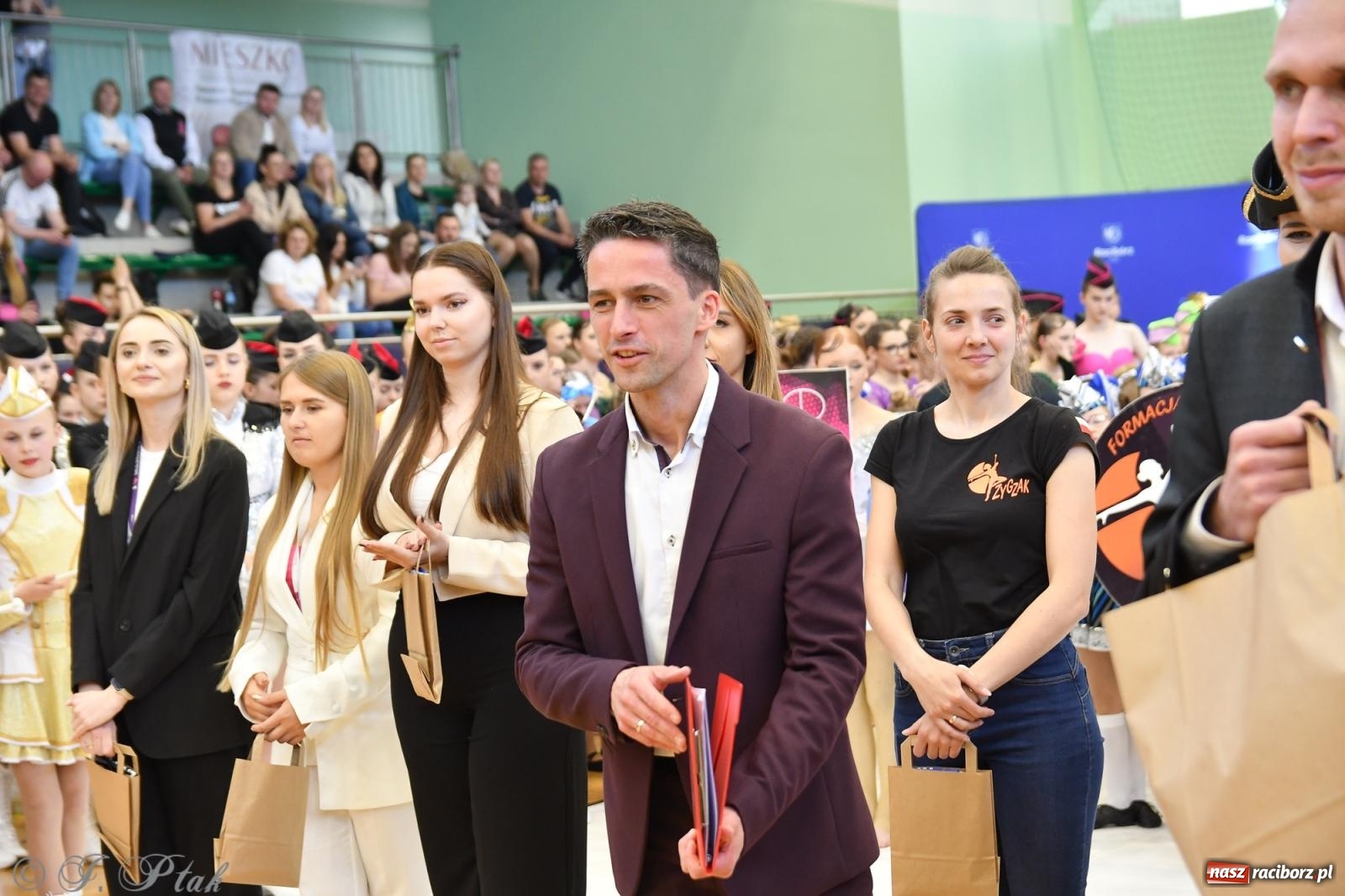 Zdjęcie w galerii na portalu naszraciborz.pl: Mażoretki zawładnęły areną przy Łąkowej. Drugi dzień mistrzostw [FOTO] wiadomości z regionu