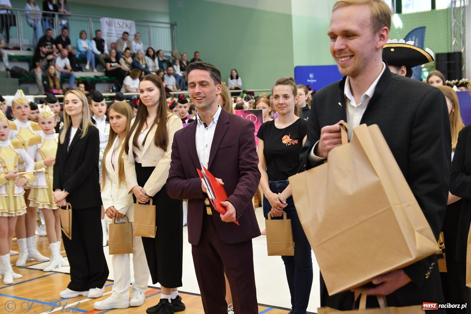 Zdjęcie w galerii na portalu naszraciborz.pl: Mażoretki zawładnęły areną przy Łąkowej. Drugi dzień mistrzostw [FOTO] wiadomości z regionu