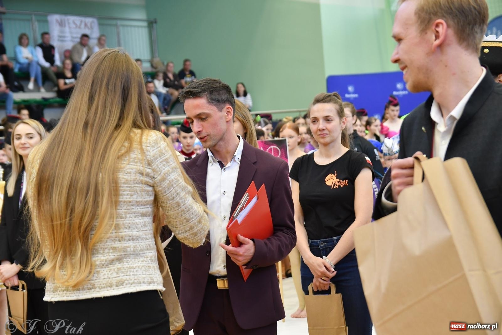 Zdjęcie w galerii na portalu naszraciborz.pl: Mażoretki zawładnęły areną przy Łąkowej. Drugi dzień mistrzostw [FOTO] wiadomości z regionu