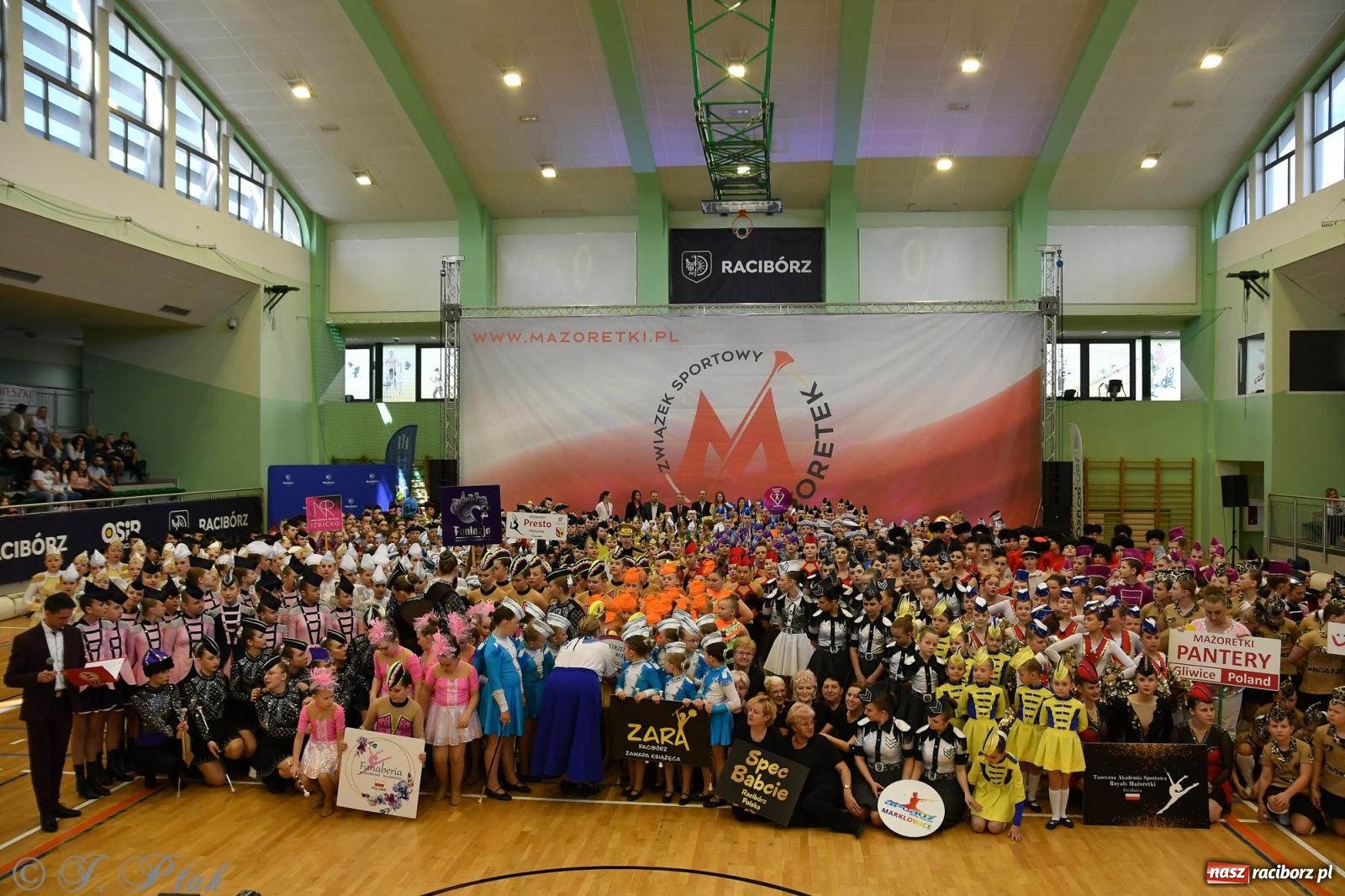 Zdjęcie w galerii na portalu naszraciborz.pl: Mażoretki zawładnęły areną przy Łąkowej. Drugi dzień mistrzostw [FOTO] wiadomości z regionu