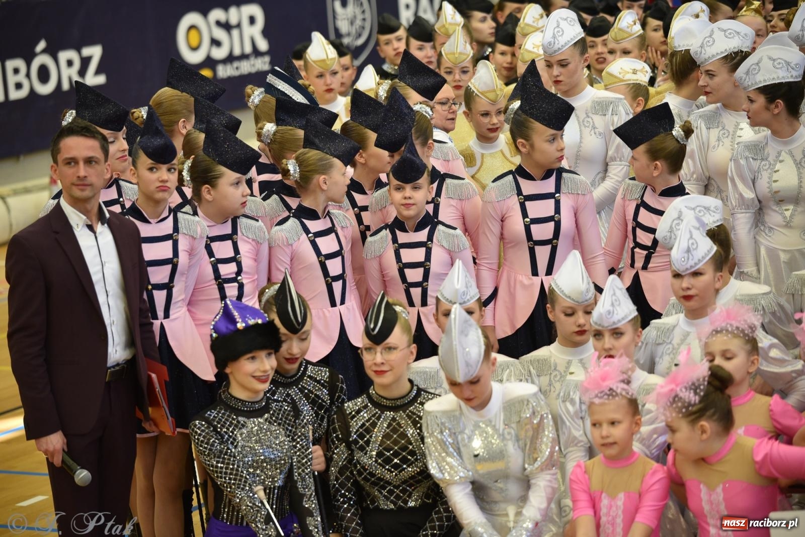 Zdjęcie w galerii na portalu naszraciborz.pl: Mażoretki zawładnęły areną przy Łąkowej. Drugi dzień mistrzostw [FOTO] wiadomości z regionu