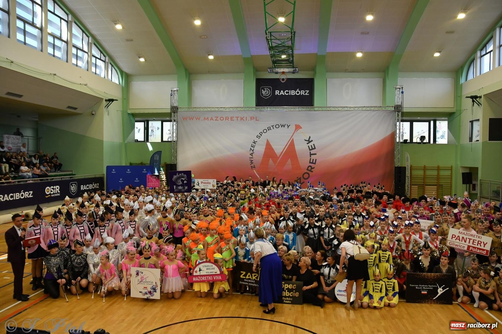 Zdjęcie w galerii na portalu naszraciborz.pl: Mażoretki zawładnęły areną przy Łąkowej. Drugi dzień mistrzostw [FOTO] wiadomości z regionu
