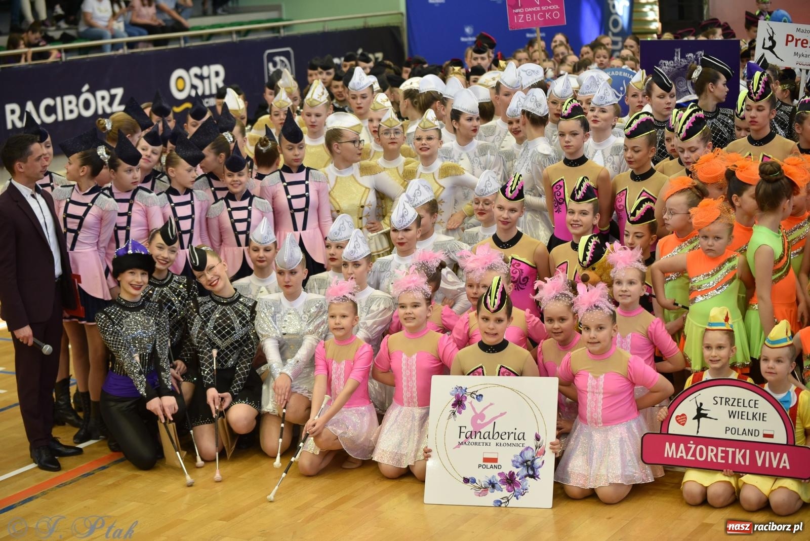 Zdjęcie w galerii na portalu naszraciborz.pl: Mażoretki zawładnęły areną przy Łąkowej. Drugi dzień mistrzostw [FOTO] wiadomości z regionu
