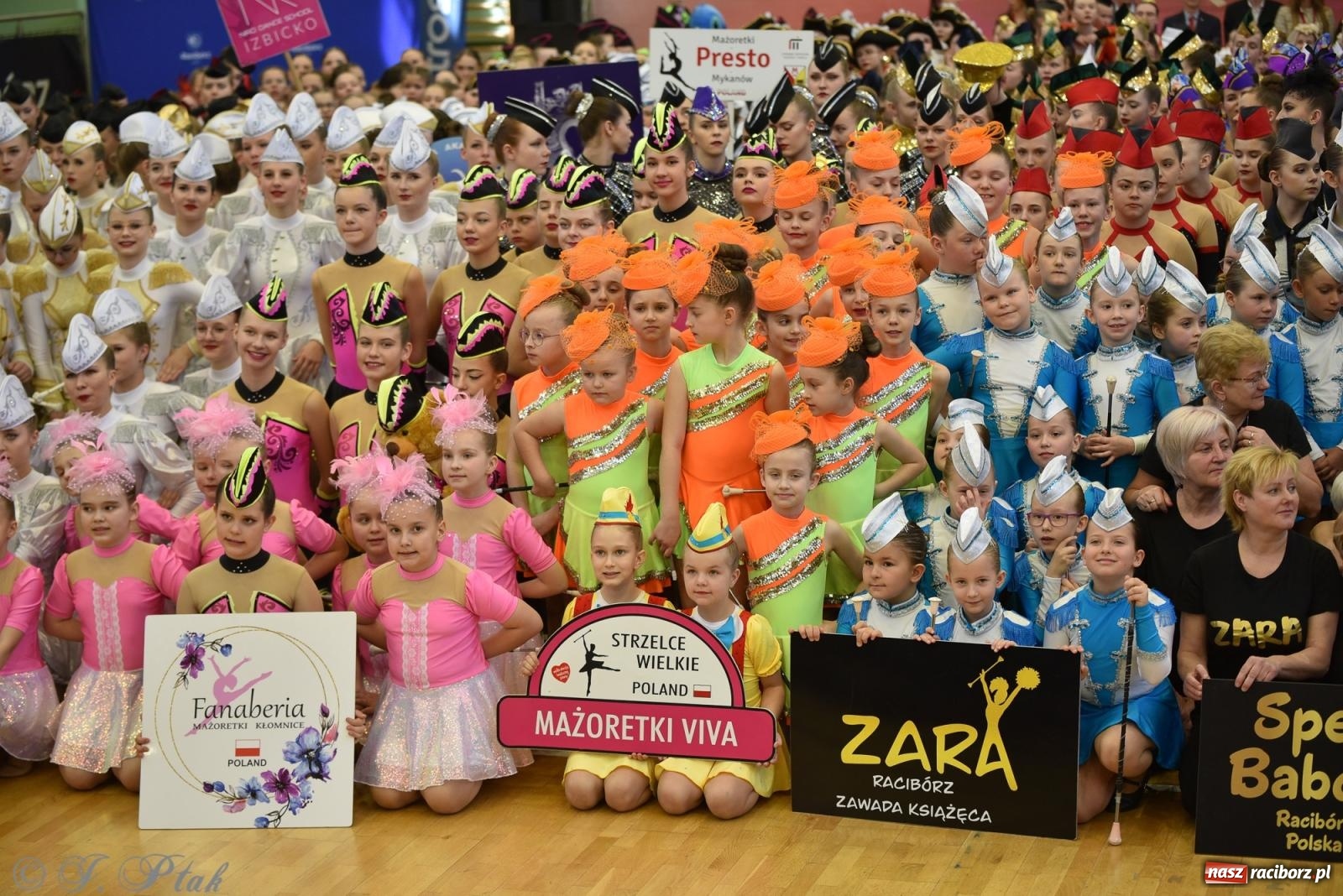 Zdjęcie w galerii na portalu naszraciborz.pl: Mażoretki zawładnęły areną przy Łąkowej. Drugi dzień mistrzostw [FOTO] wiadomości z regionu